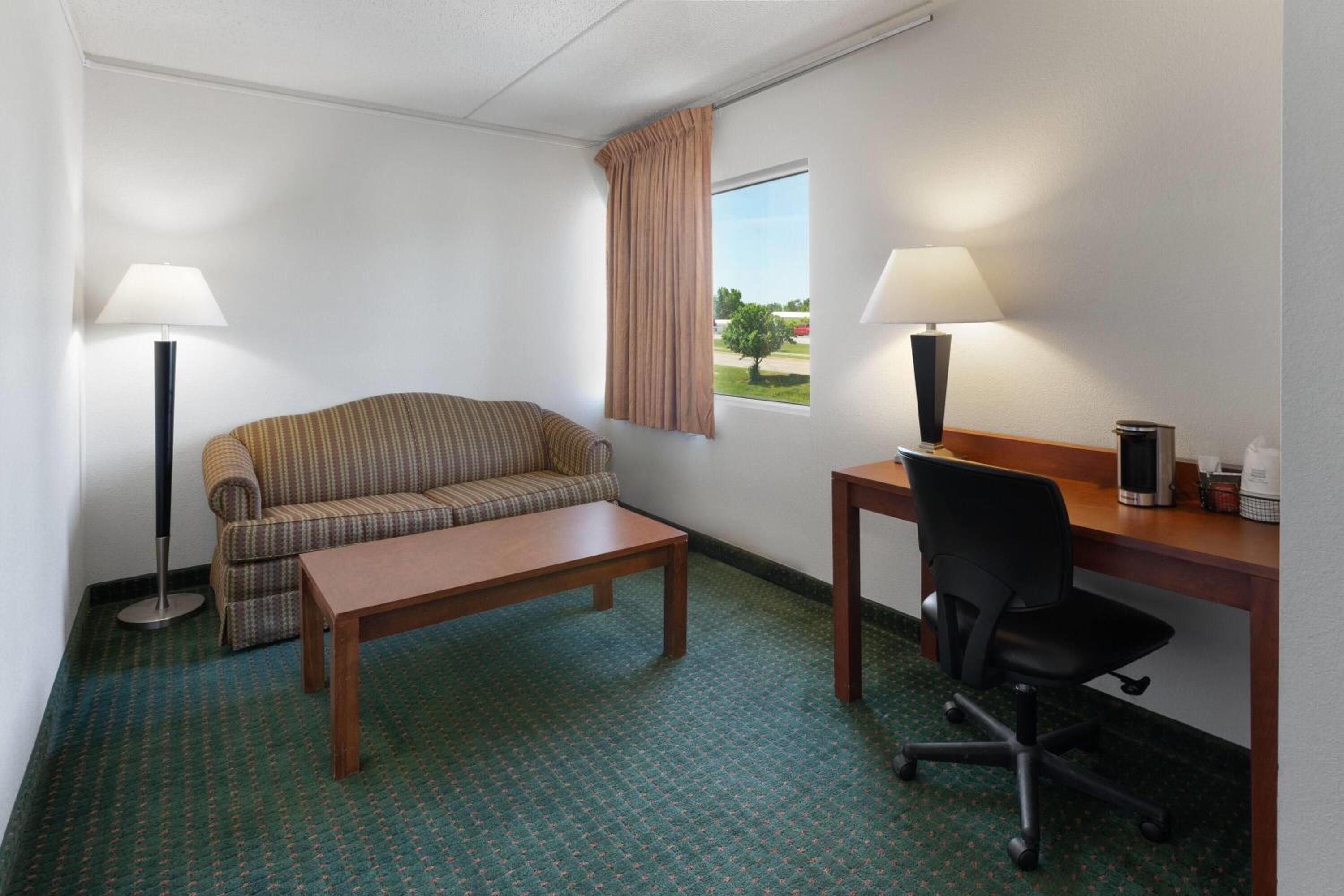 Deluxe Suite with Two Queen Beds - Non-Smoking - Photo 3