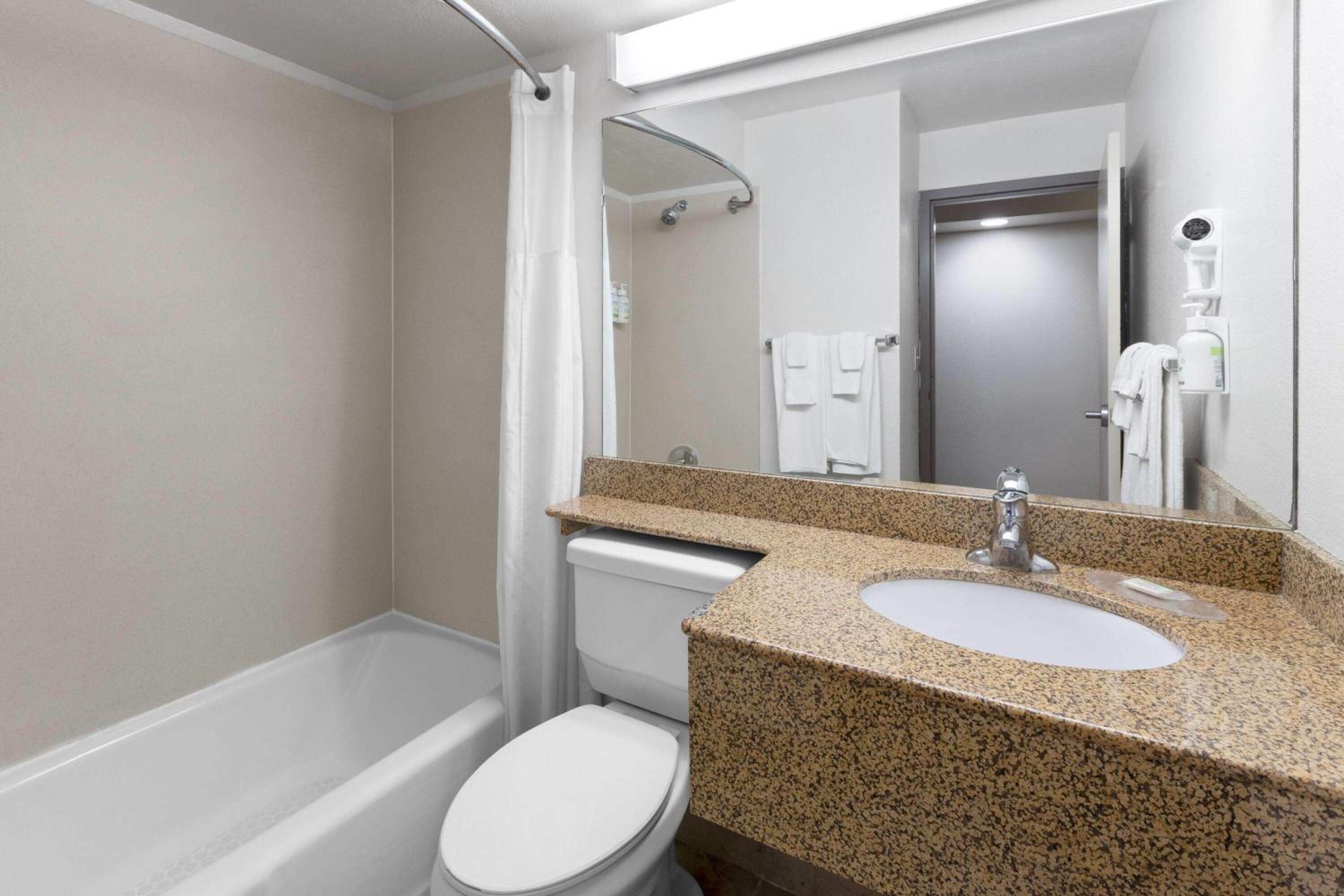 One-Bedroom Queen Suite with Two Queen Beds - Non-Smoking - Photo 1