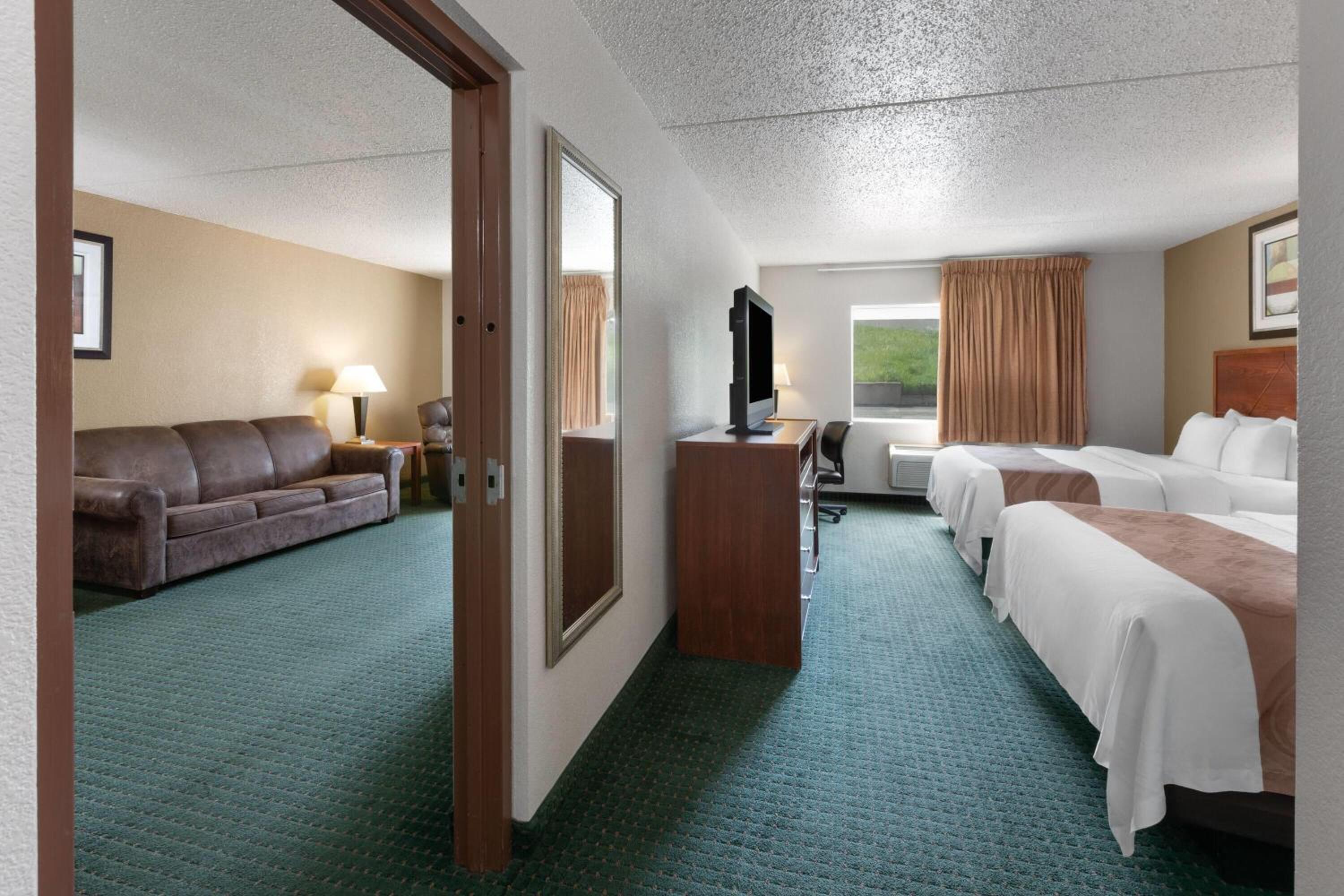One-Bedroom Queen Suite with Two Queen Beds - Non-Smoking - Photo 2
