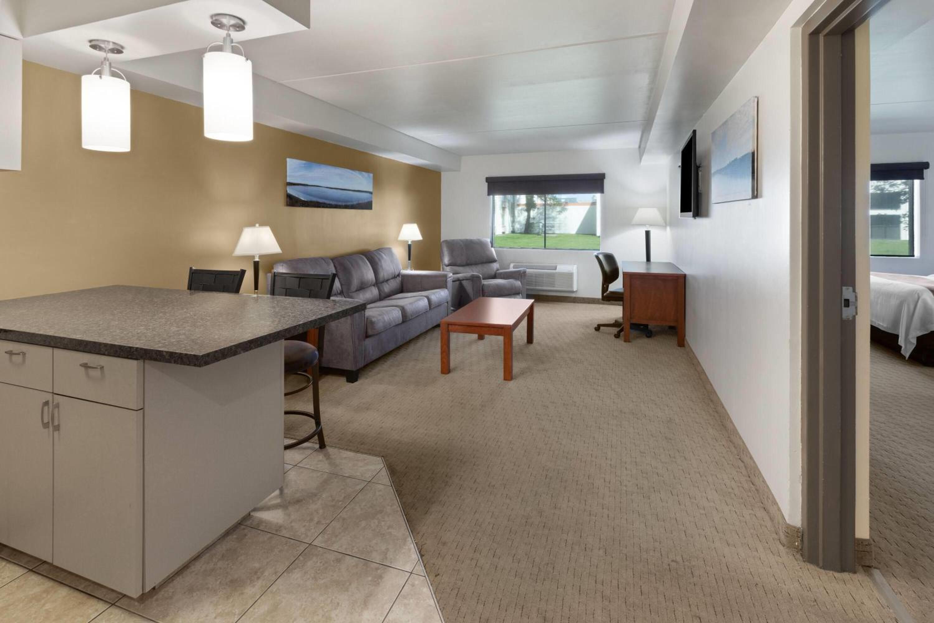 Queen Suite with Two Queen Beds and Kitchenette - Non-Smoking - Photo 1