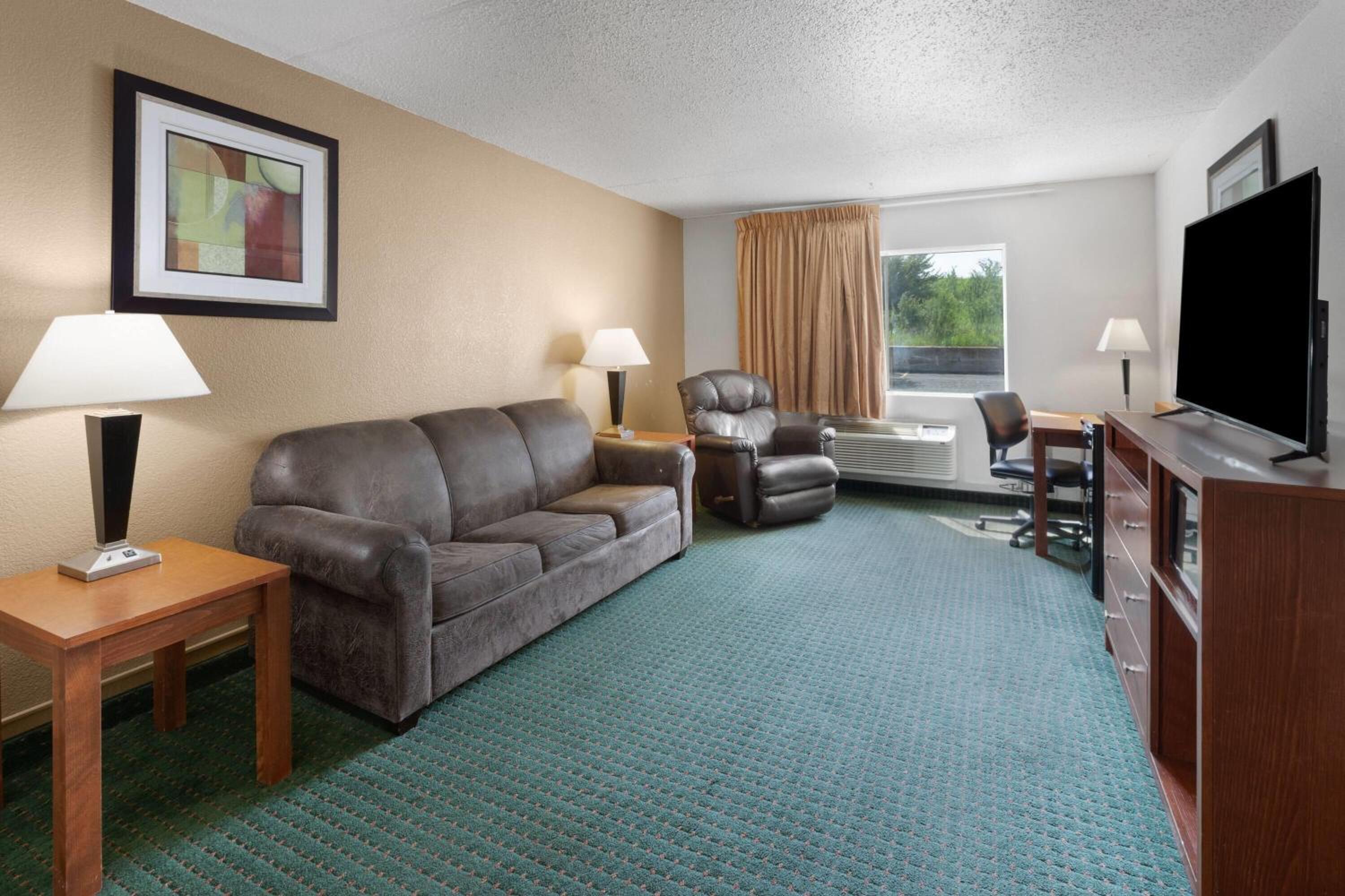 One-Bedroom Queen Suite with Two Queen Beds - Non-Smoking - Photo 4