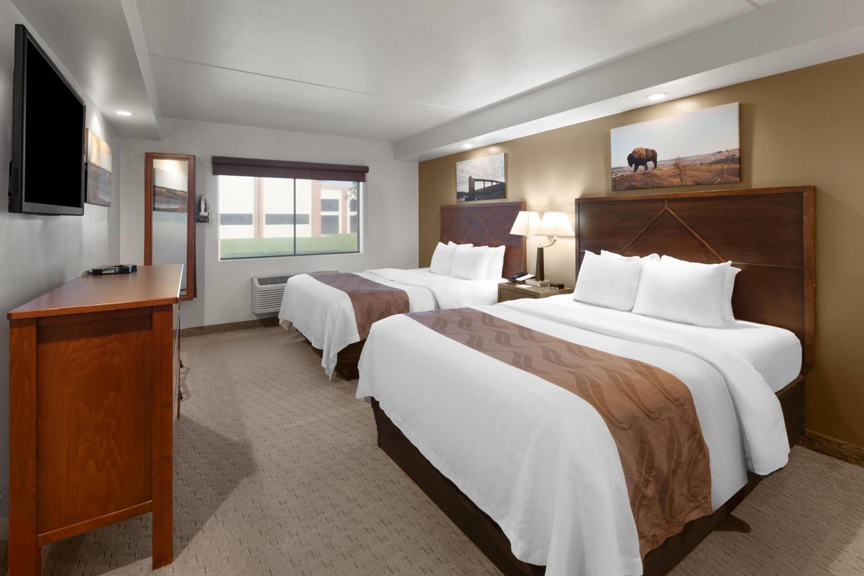 Queen Suite with Two Queen Beds and Kitchenette - Non-Smoking - Photo 3