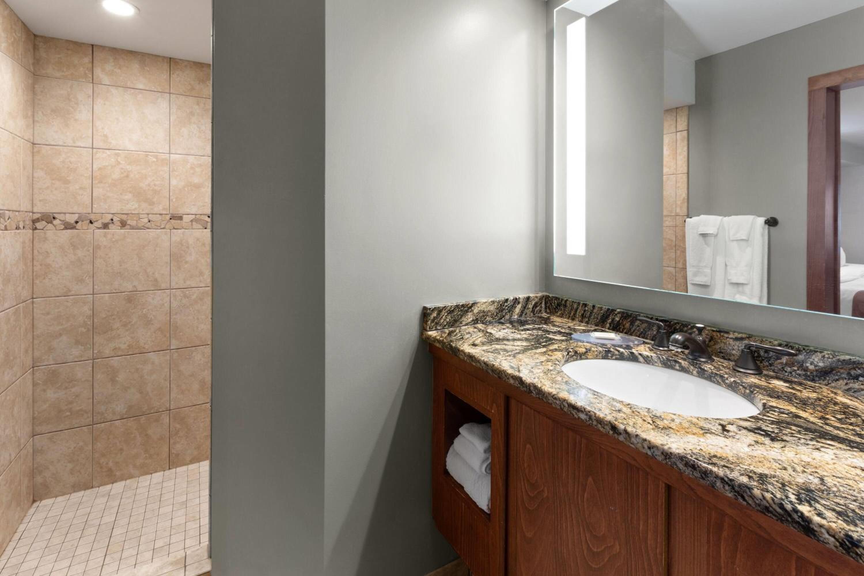 Queen Suite with Two Queen Beds and Kitchenette - Non-Smoking - Photo 4
