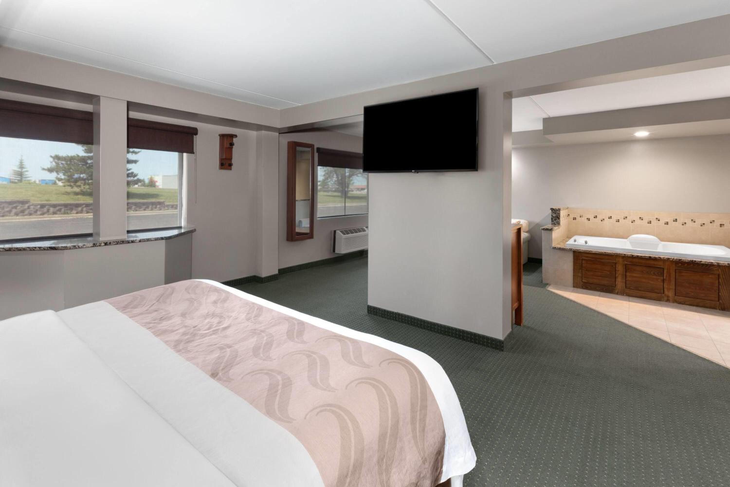 King Room with Jetted Tub - Non-Smoking - Photo 1