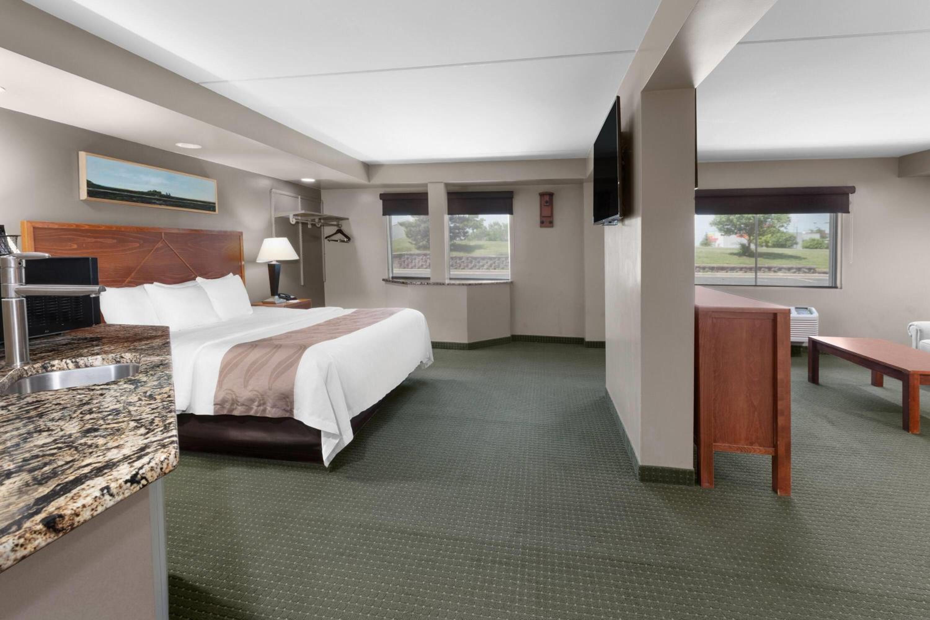 King Room with Jetted Tub - Non-Smoking - Photo 4