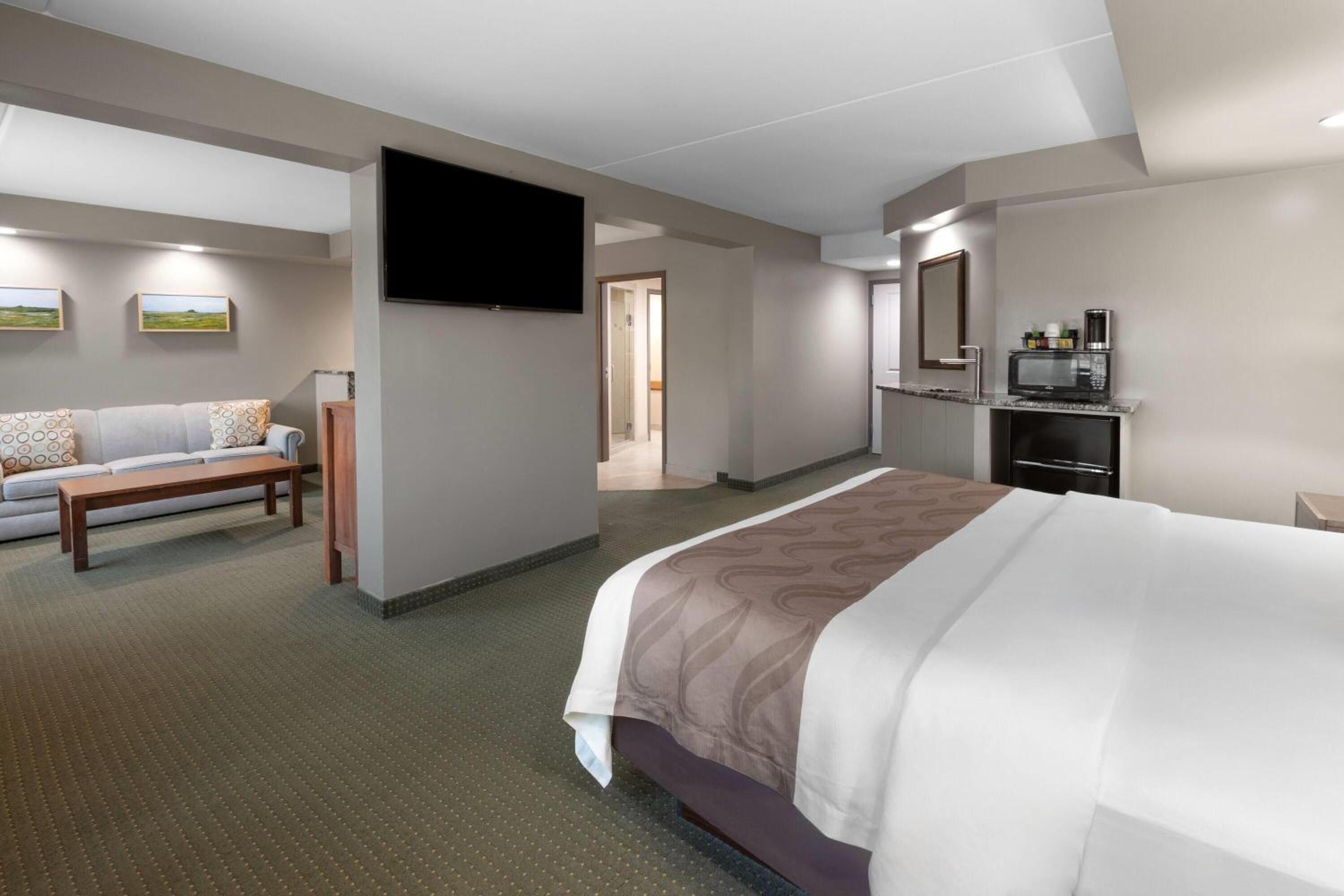 King Room with Jetted Tub - Non-Smoking - Photo 2