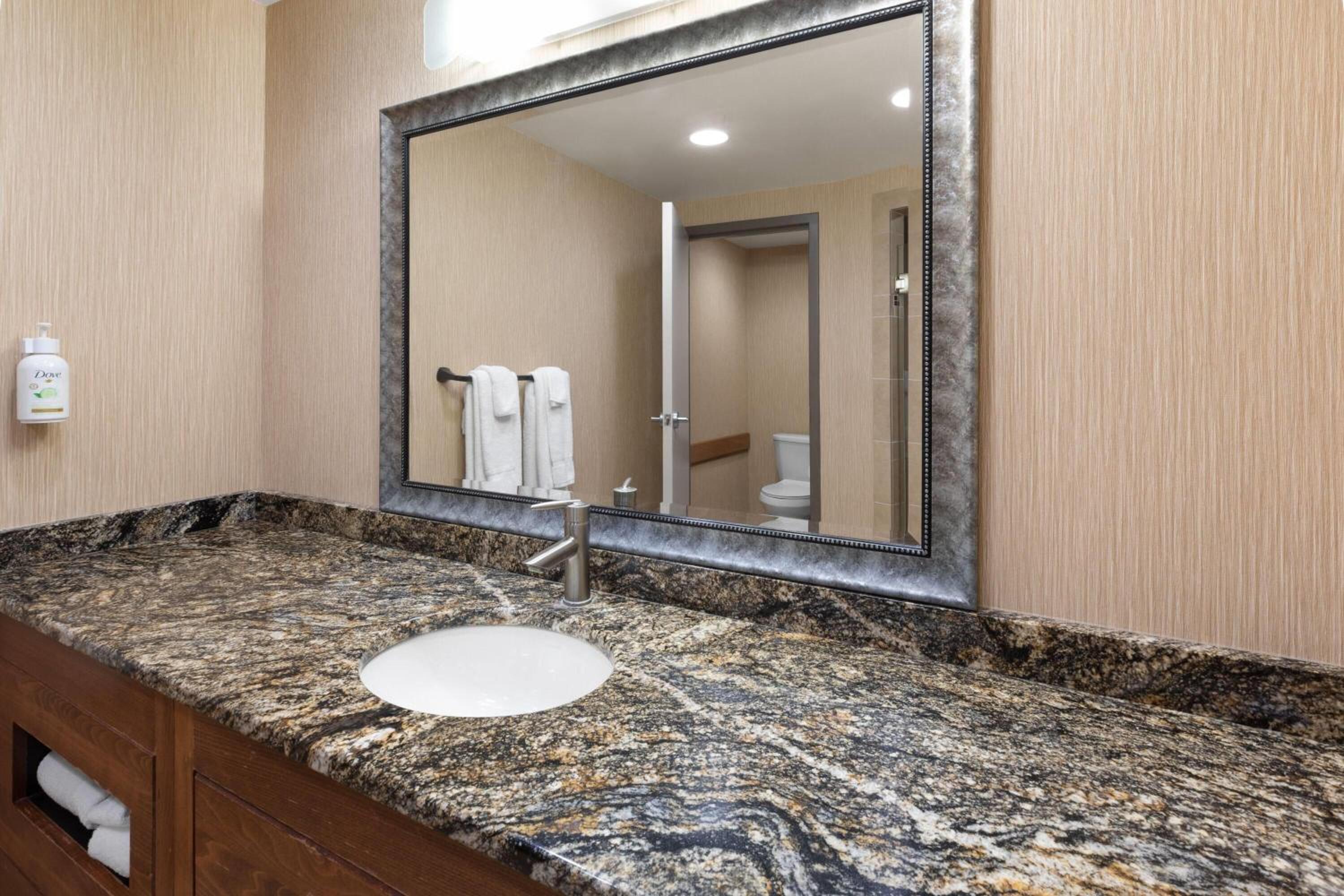King Room with Jetted Tub - Non-Smoking - Photo 3
