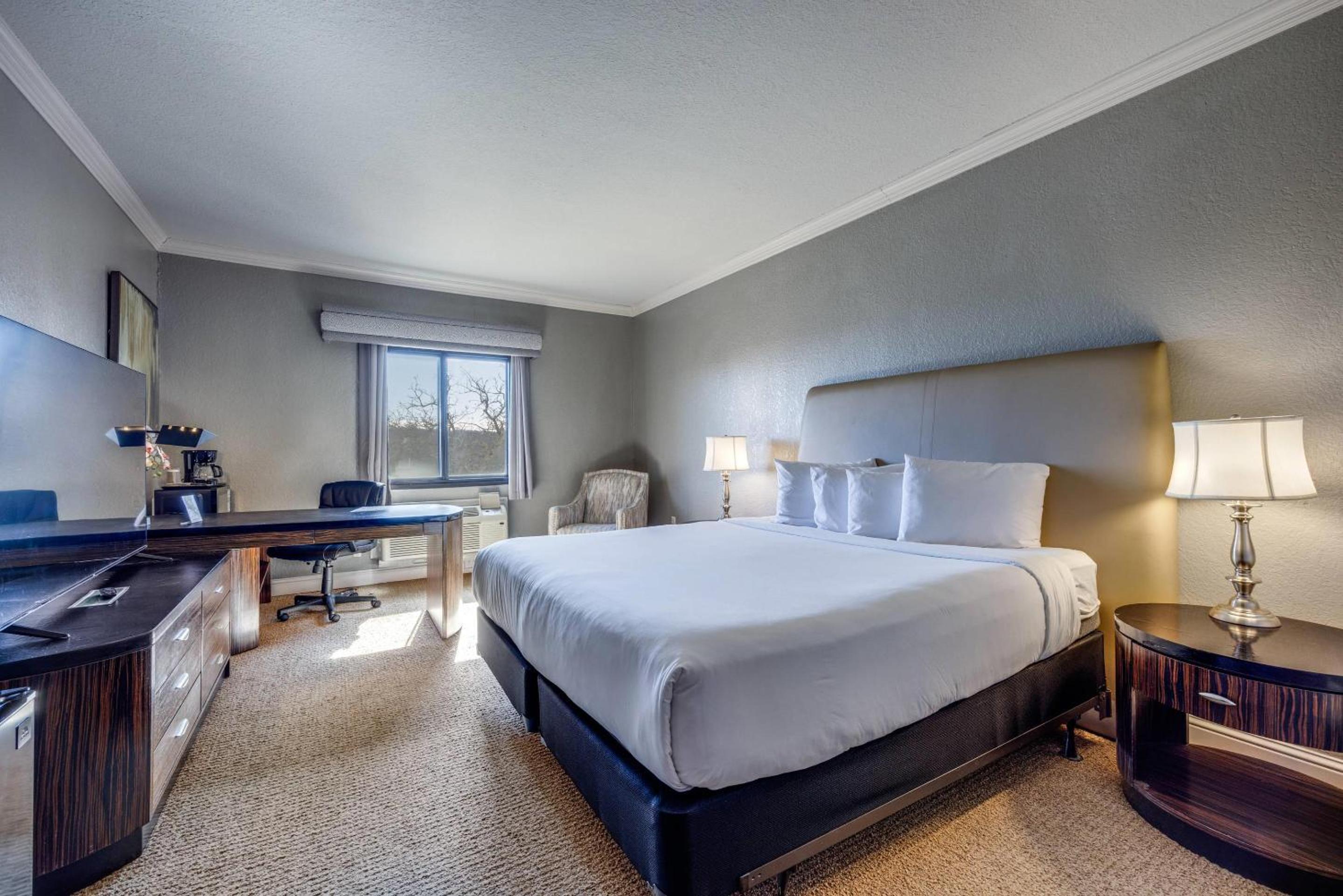 King Room with Roll-In Shower - Disability Access/Non Smoking photo 2