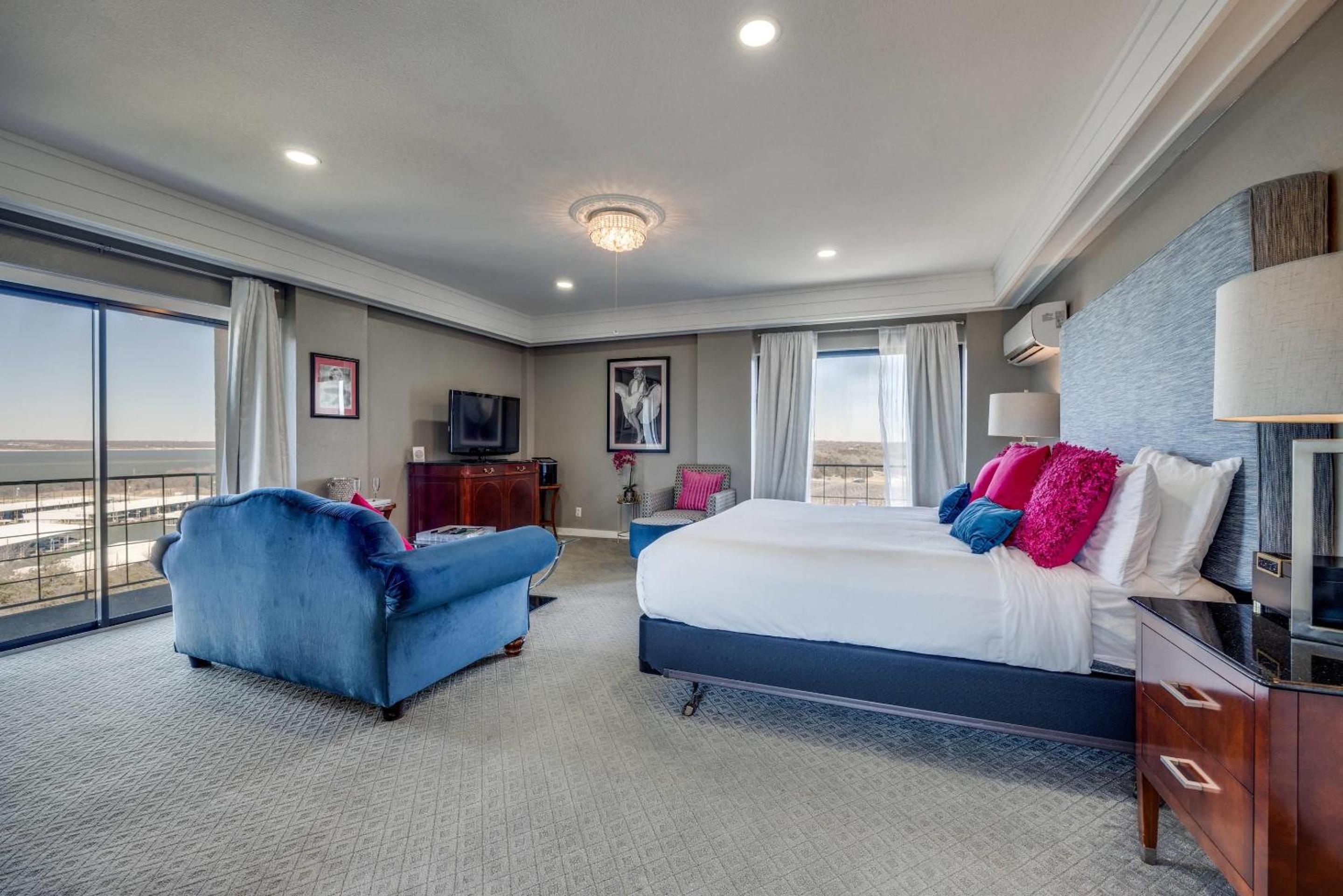 One Room Suite with Balcony - Non Smoking photo 2