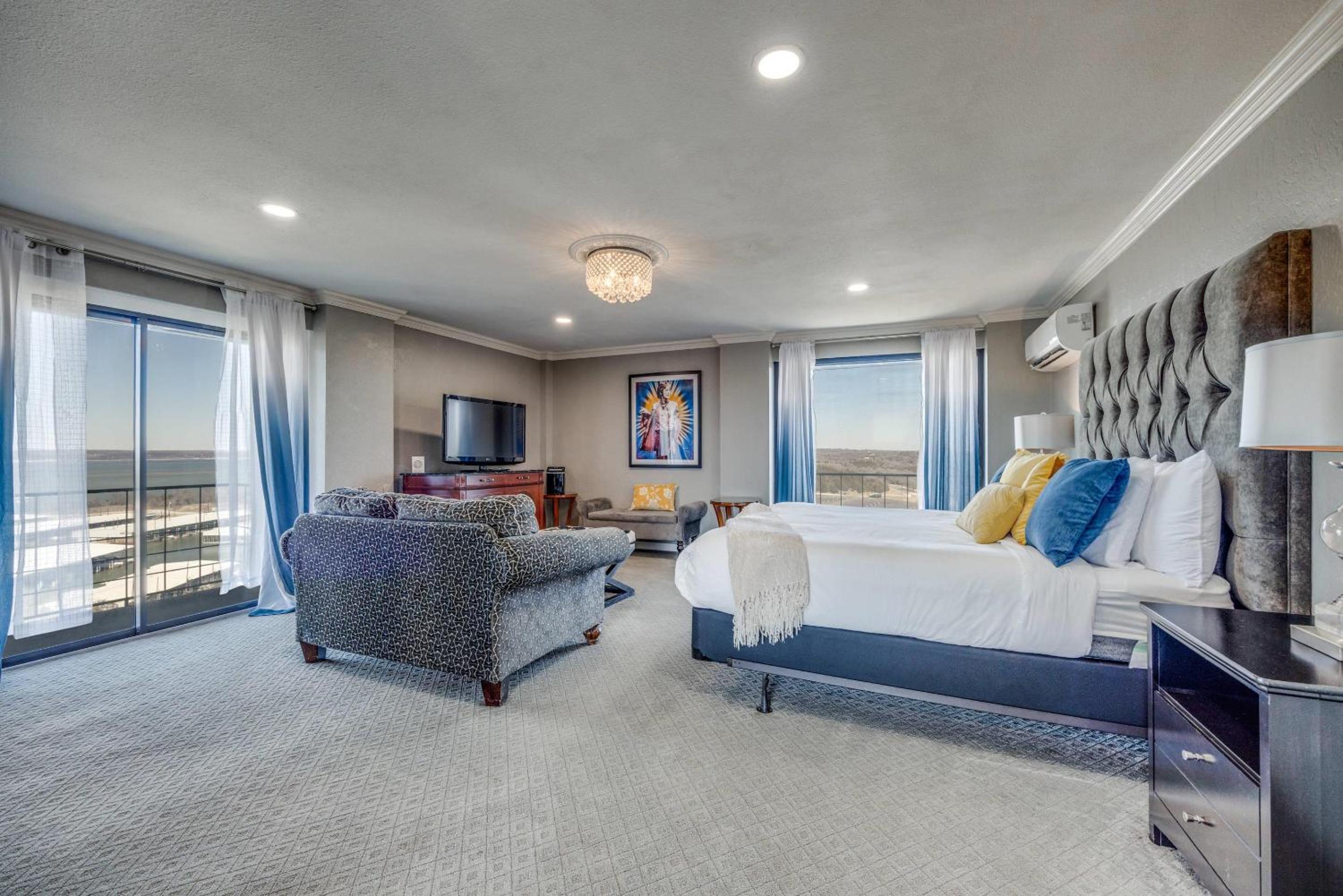 One Room Suite with Balcony - Non Smoking photo 3