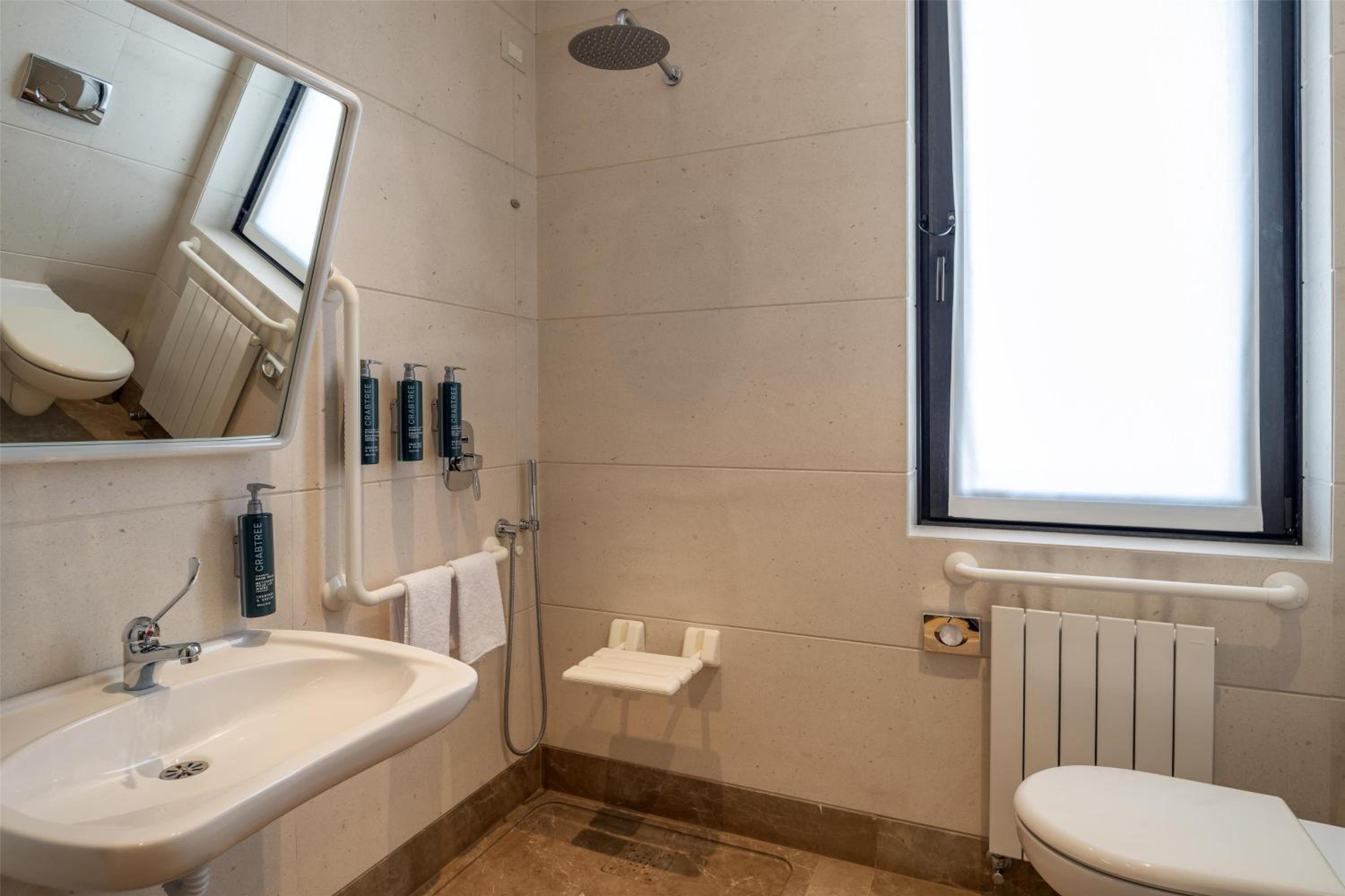 King Room - Mobility Accessible  - Photo 1