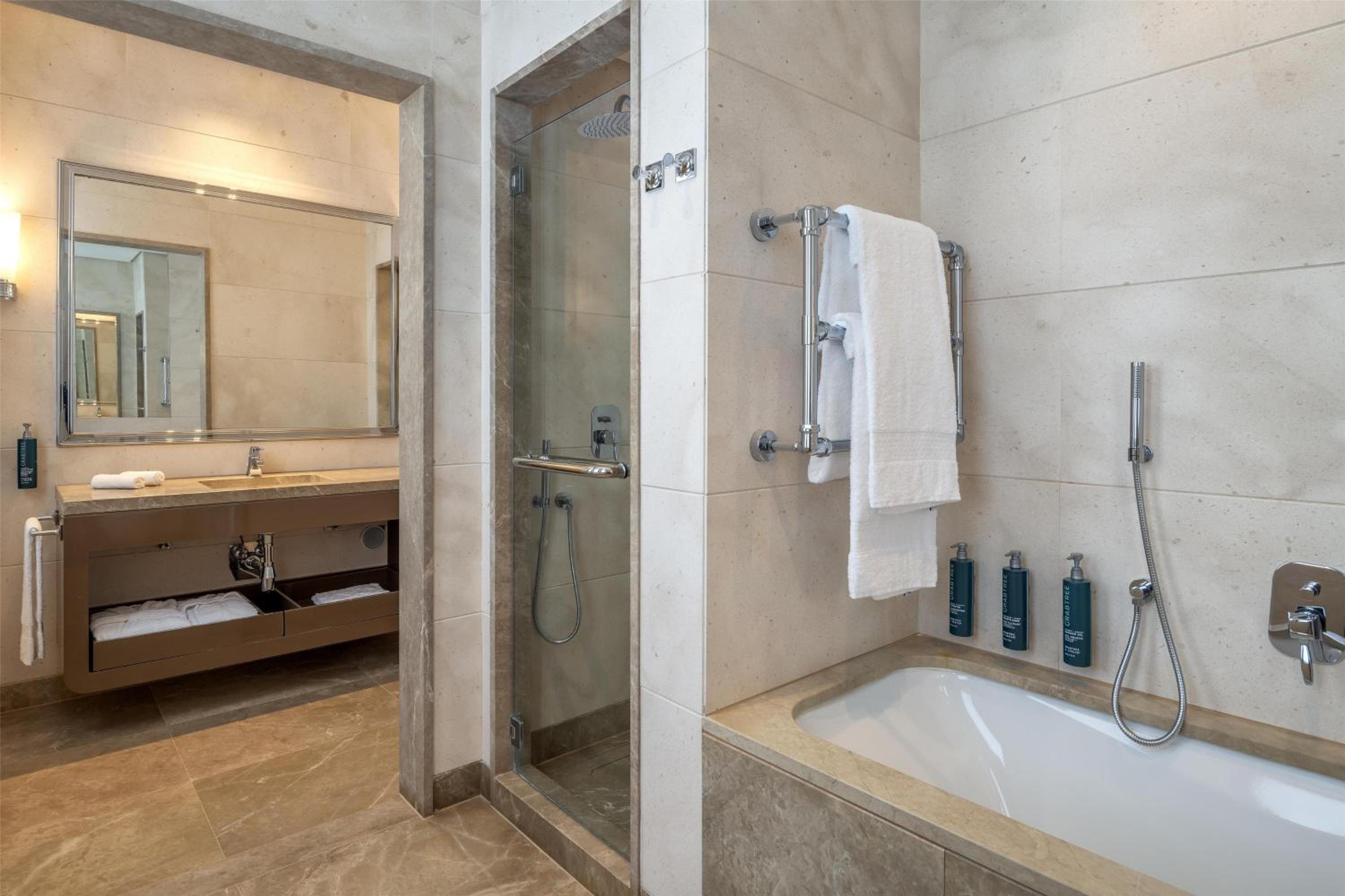 Deluxe Twin Room - Photo 2