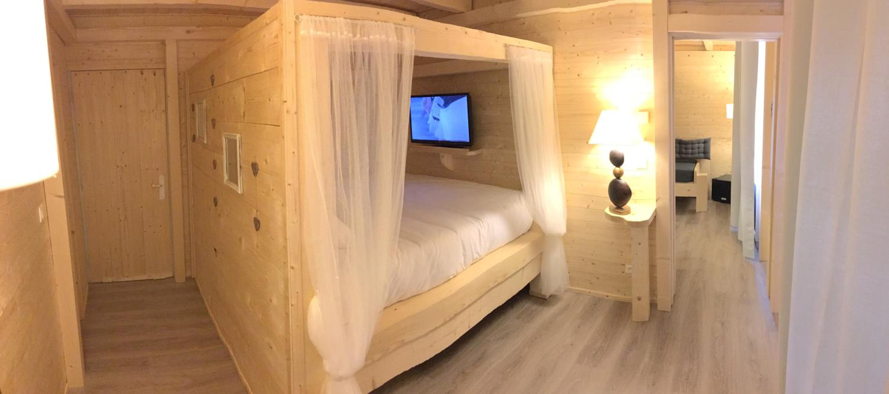 Romantic Suite with Spa Access and Mountain View photo 3