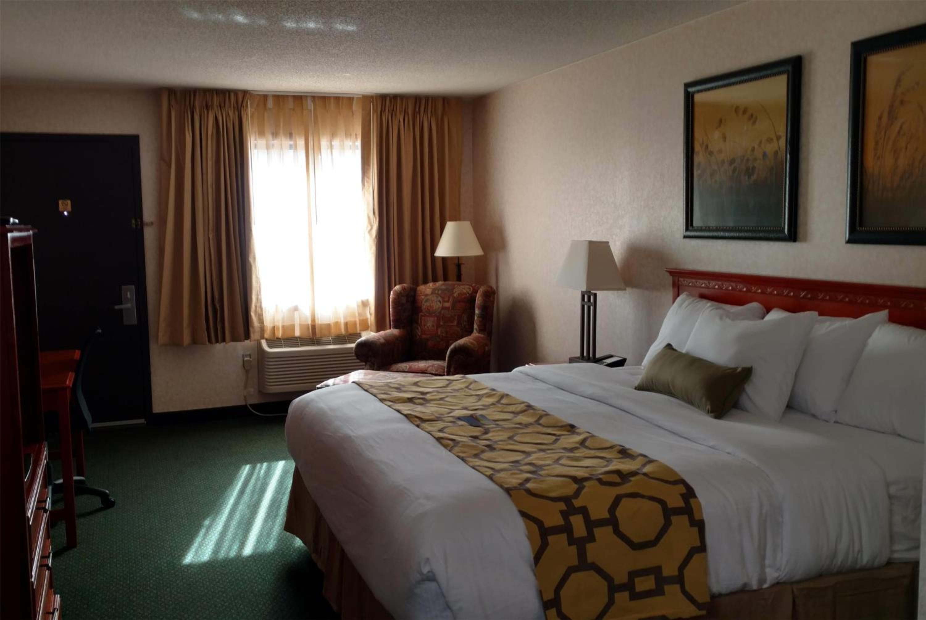 King Room with Roll-In Shower - Mobility Accessible/Non-Smoking - Photo 2