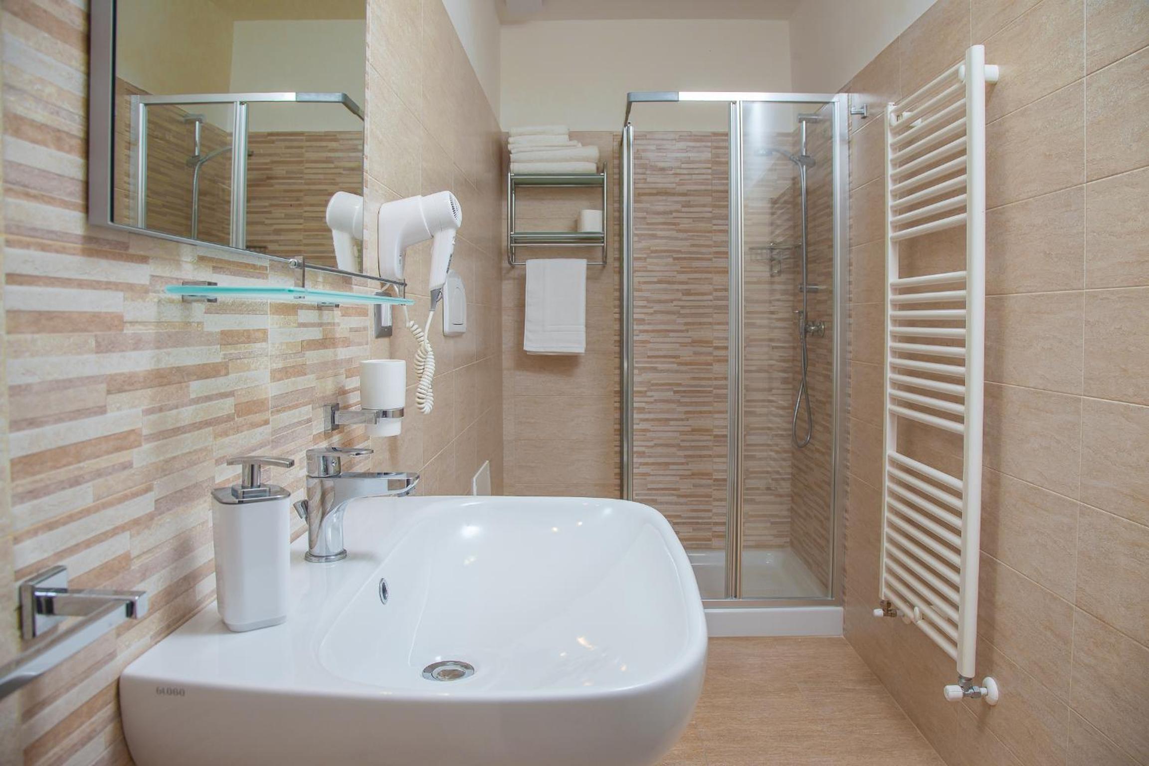 Double Room with Private Bathroom - Photo 12