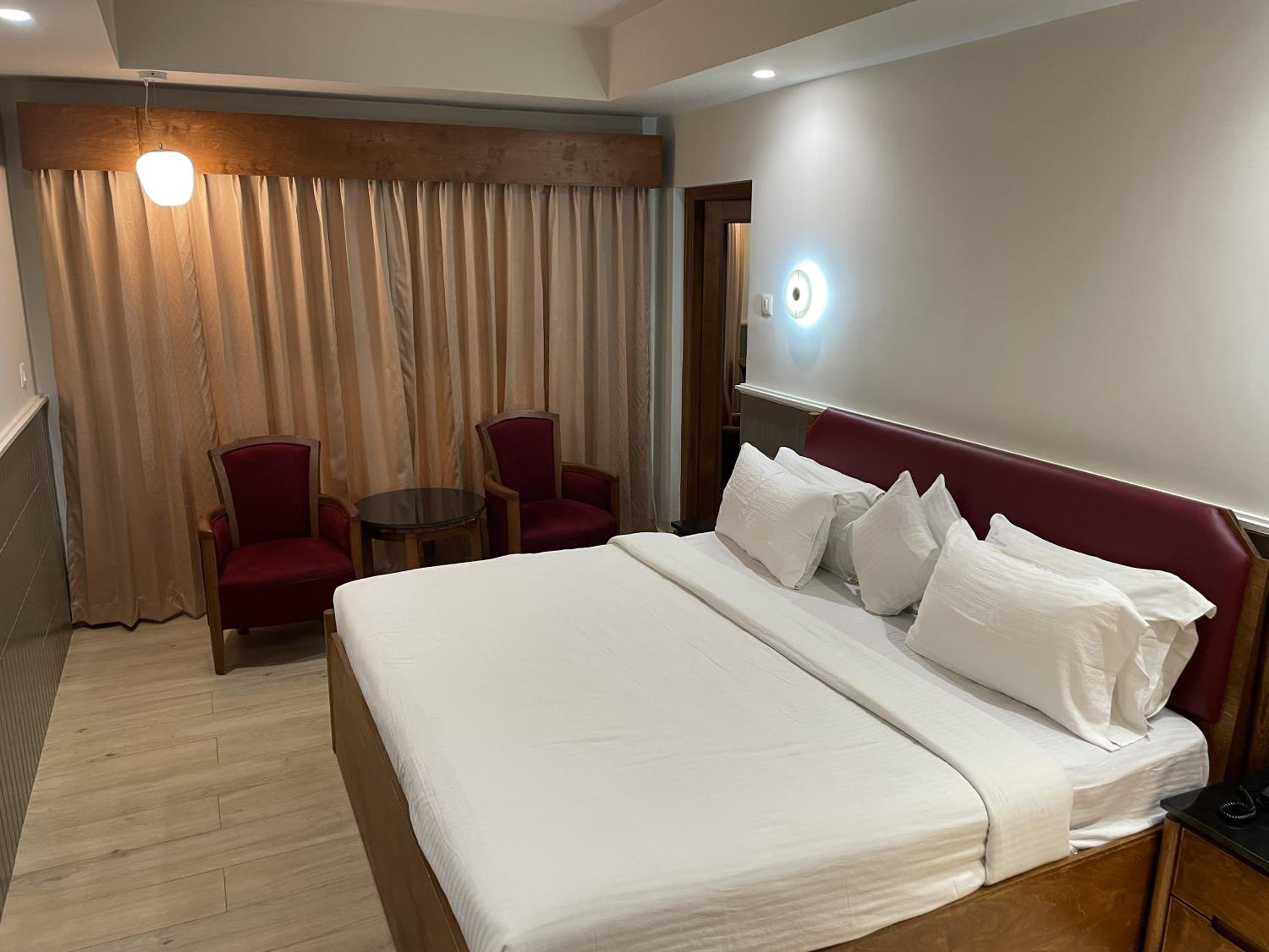 Deluxe Double Room (2 Adults + 1 Child) photo 1