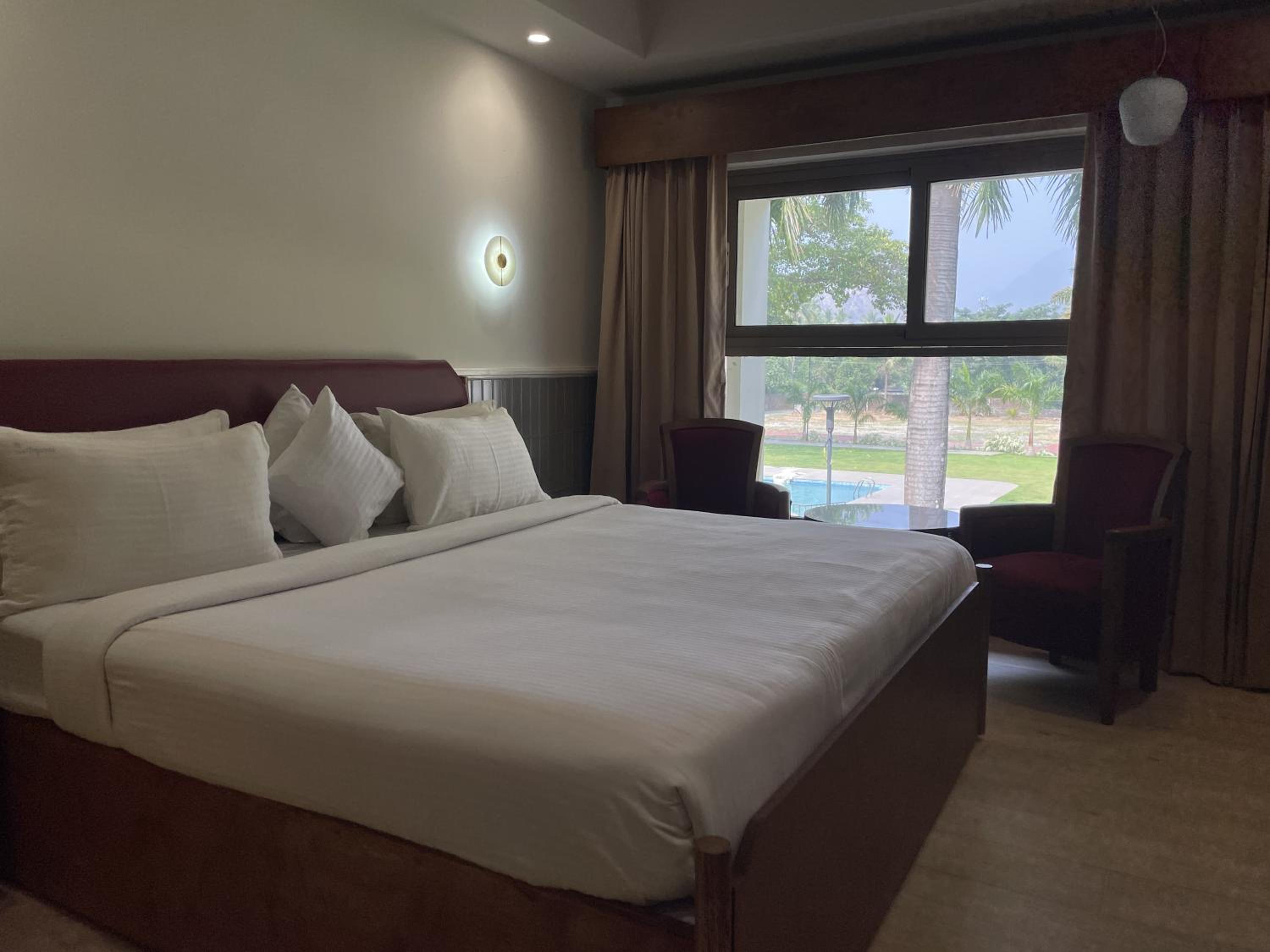 Deluxe Double Room (2 Adults + 1 Child) photo 2