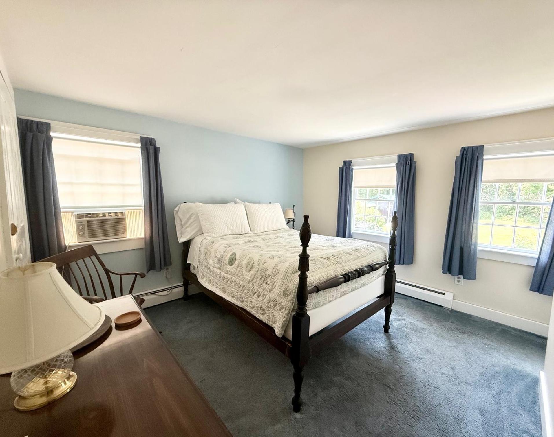 Queen Room photo 2