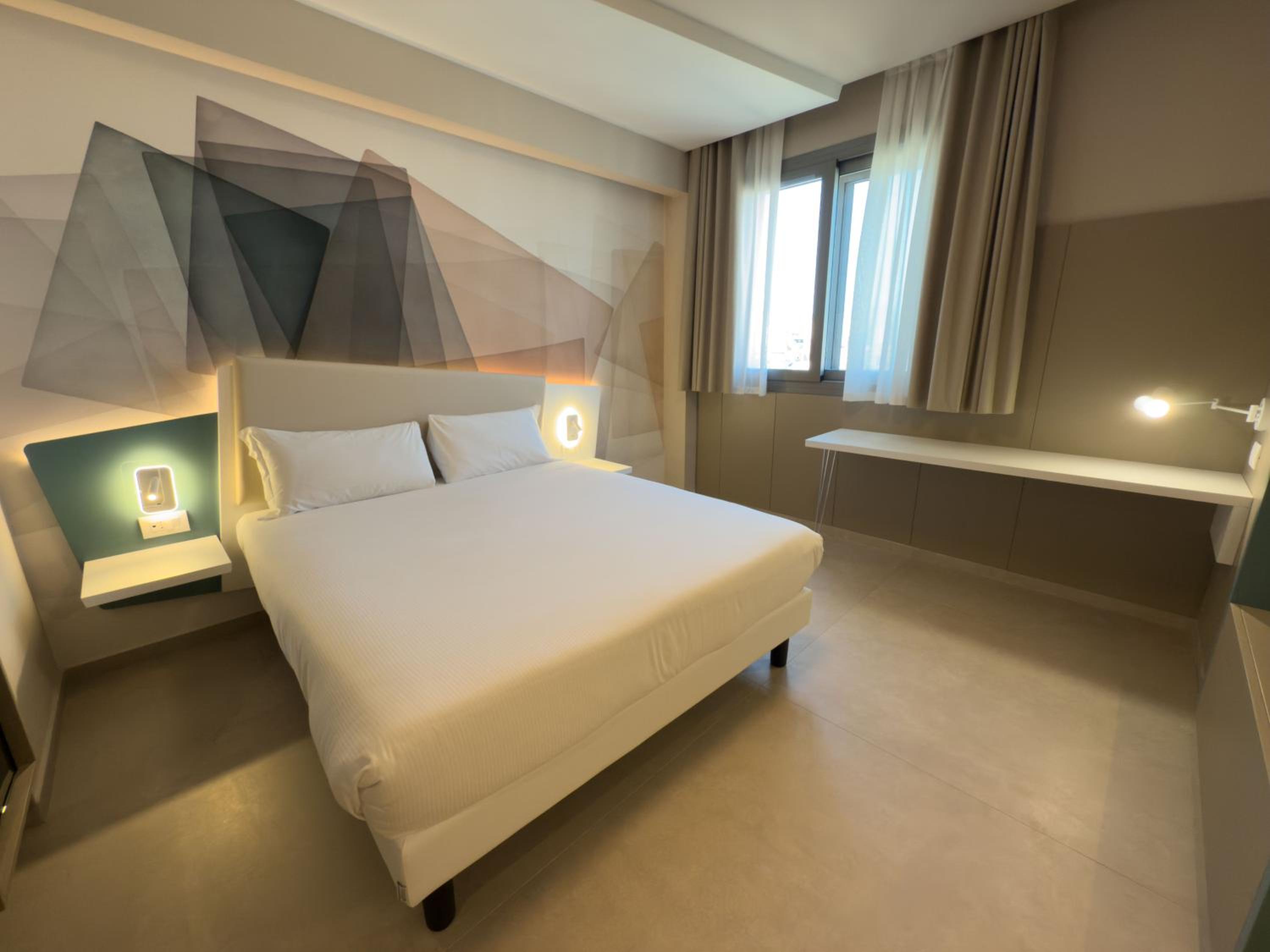 Panoramic Room City View  - Photo 2