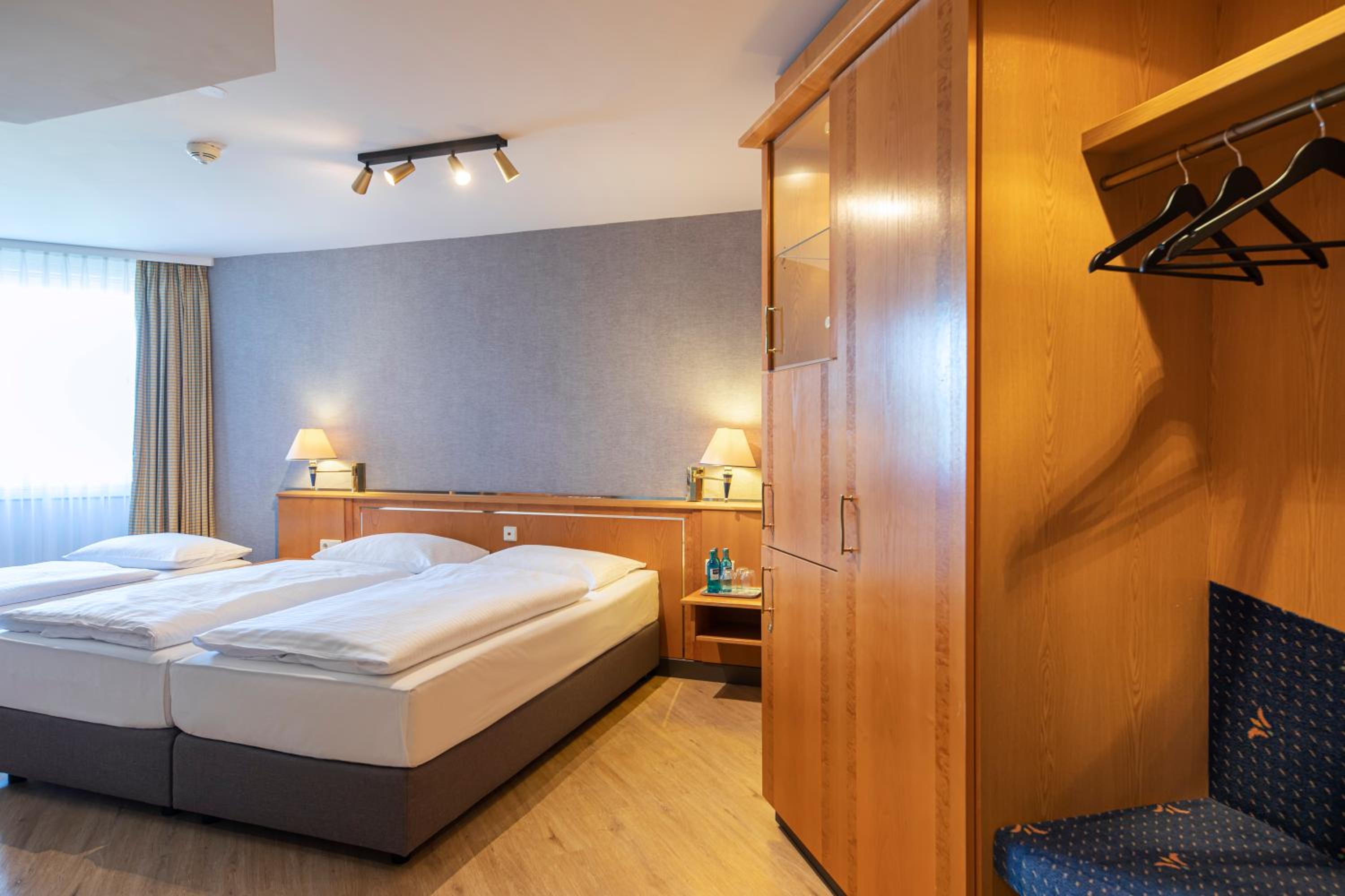 Economy Triple Room - Photo 7