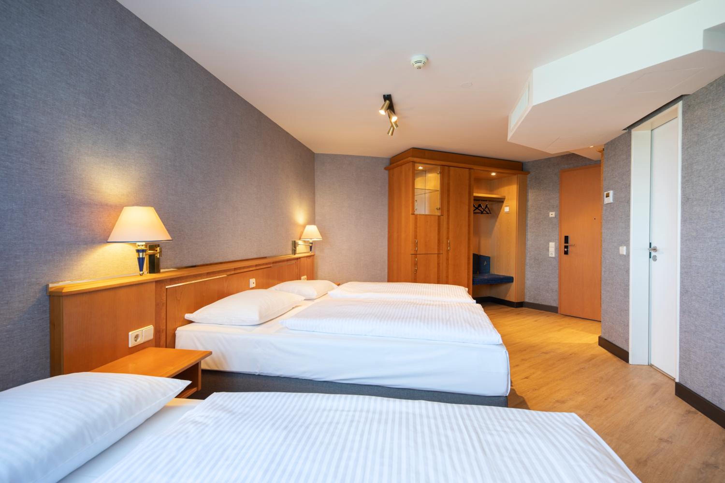 Economy Triple Room - Photo 5