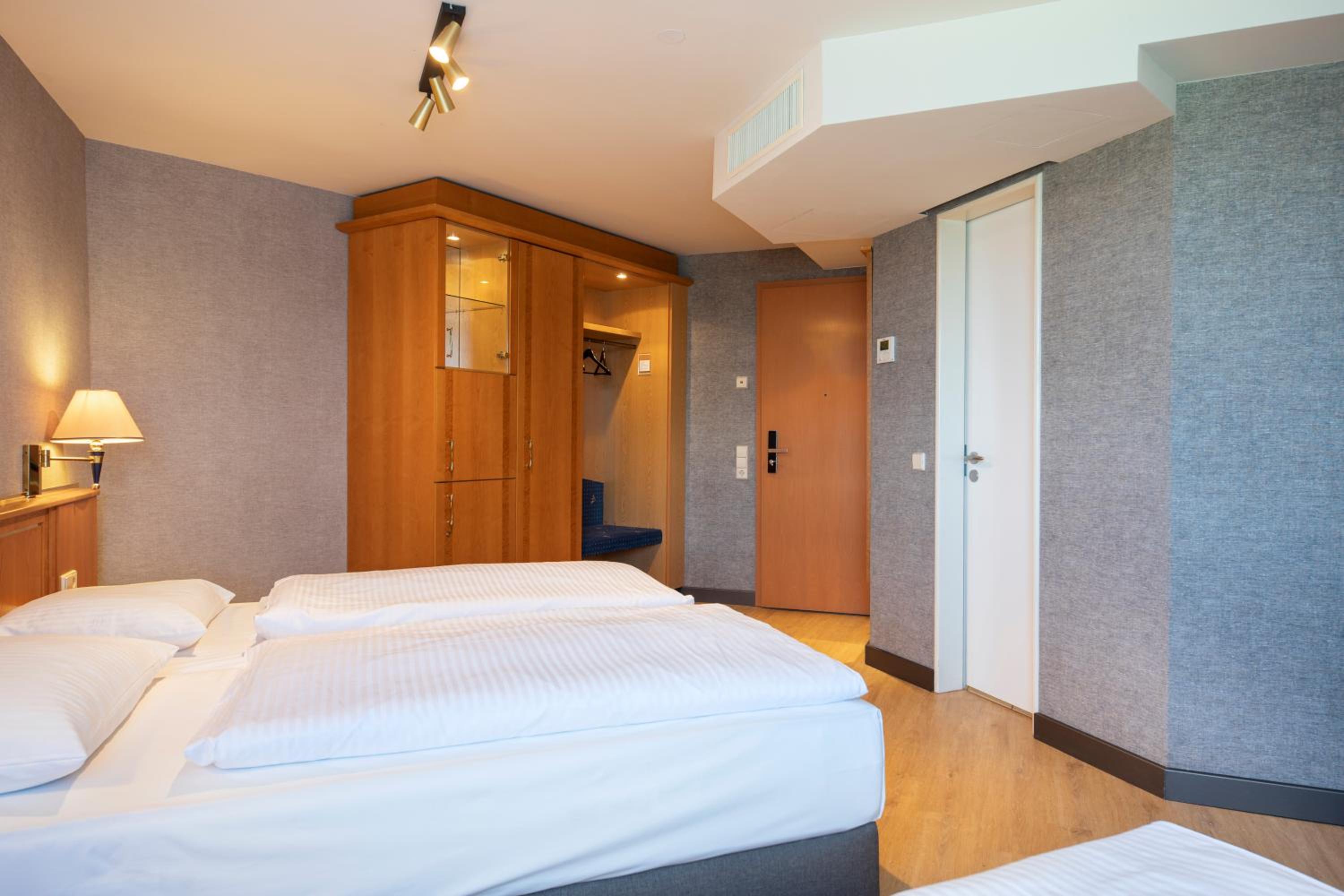 Economy Triple Room - Photo 4