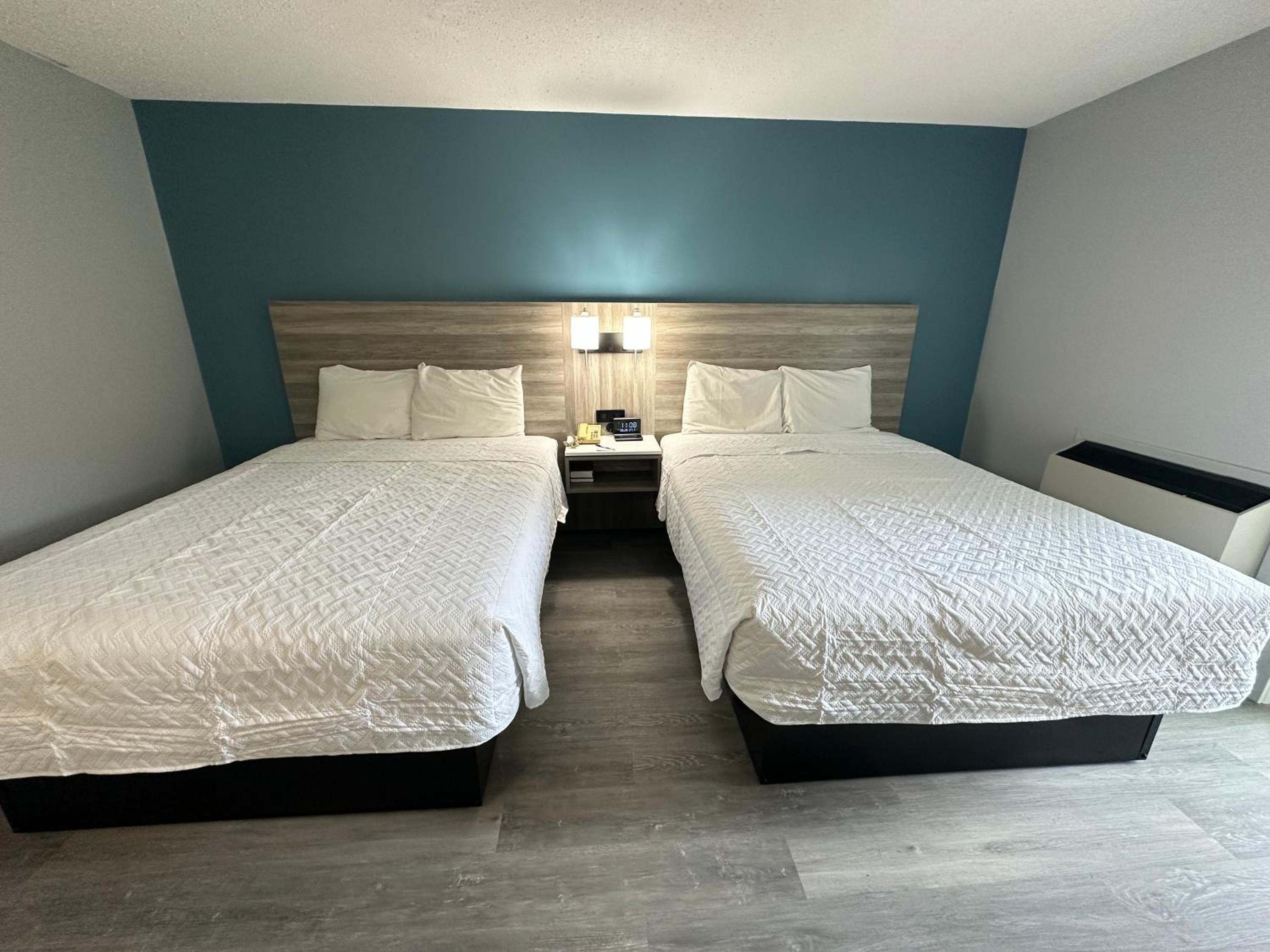 Queen Room with Two Queen Beds - Non Smoking - Photo 3