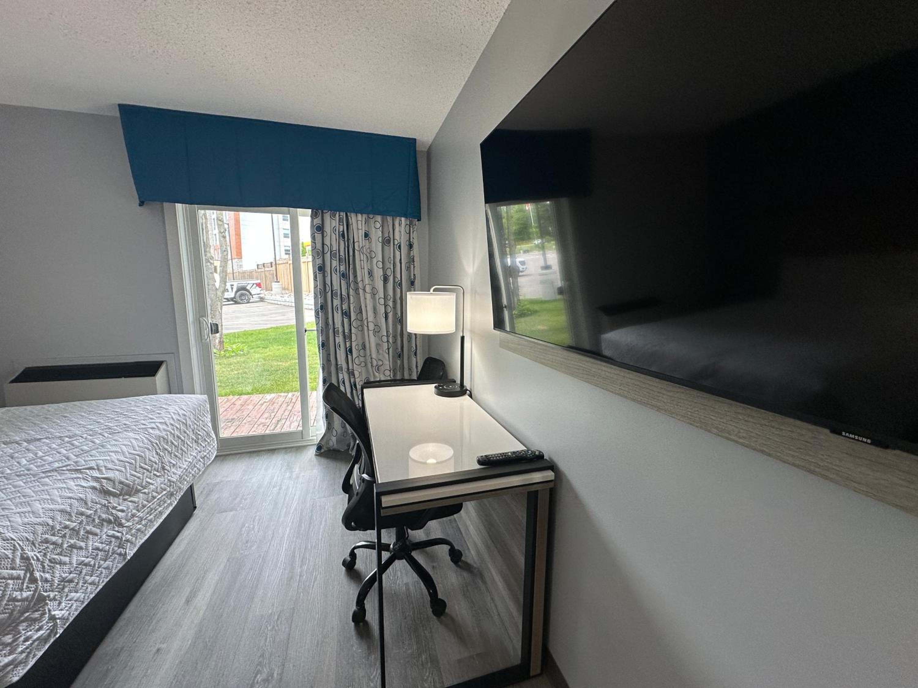 Queen Room with Two Queen Beds - Non Smoking - Photo 12