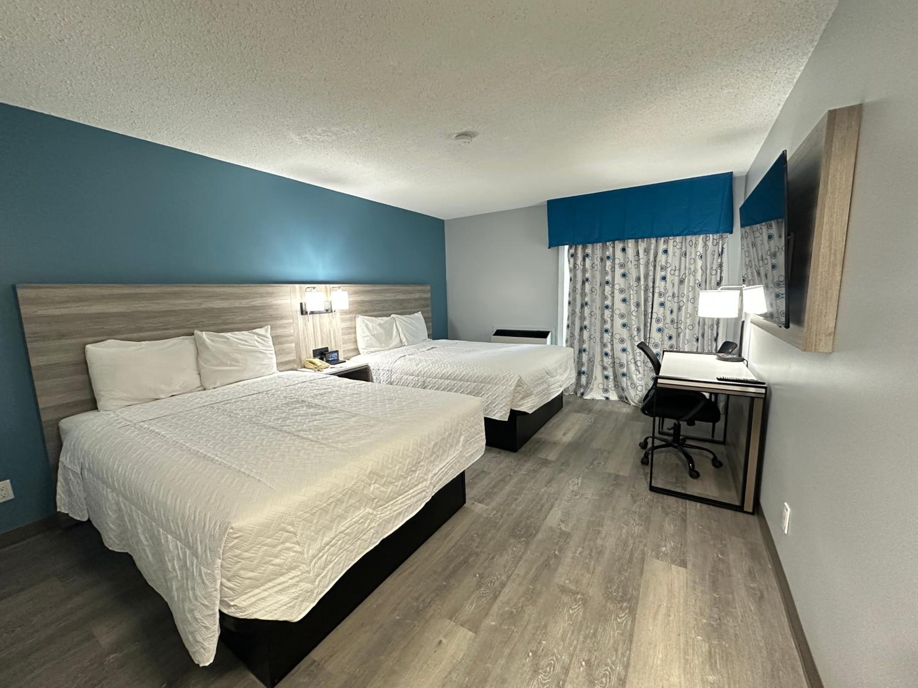 Queen Room with Two Queen Beds - Non Smoking - Photo 13