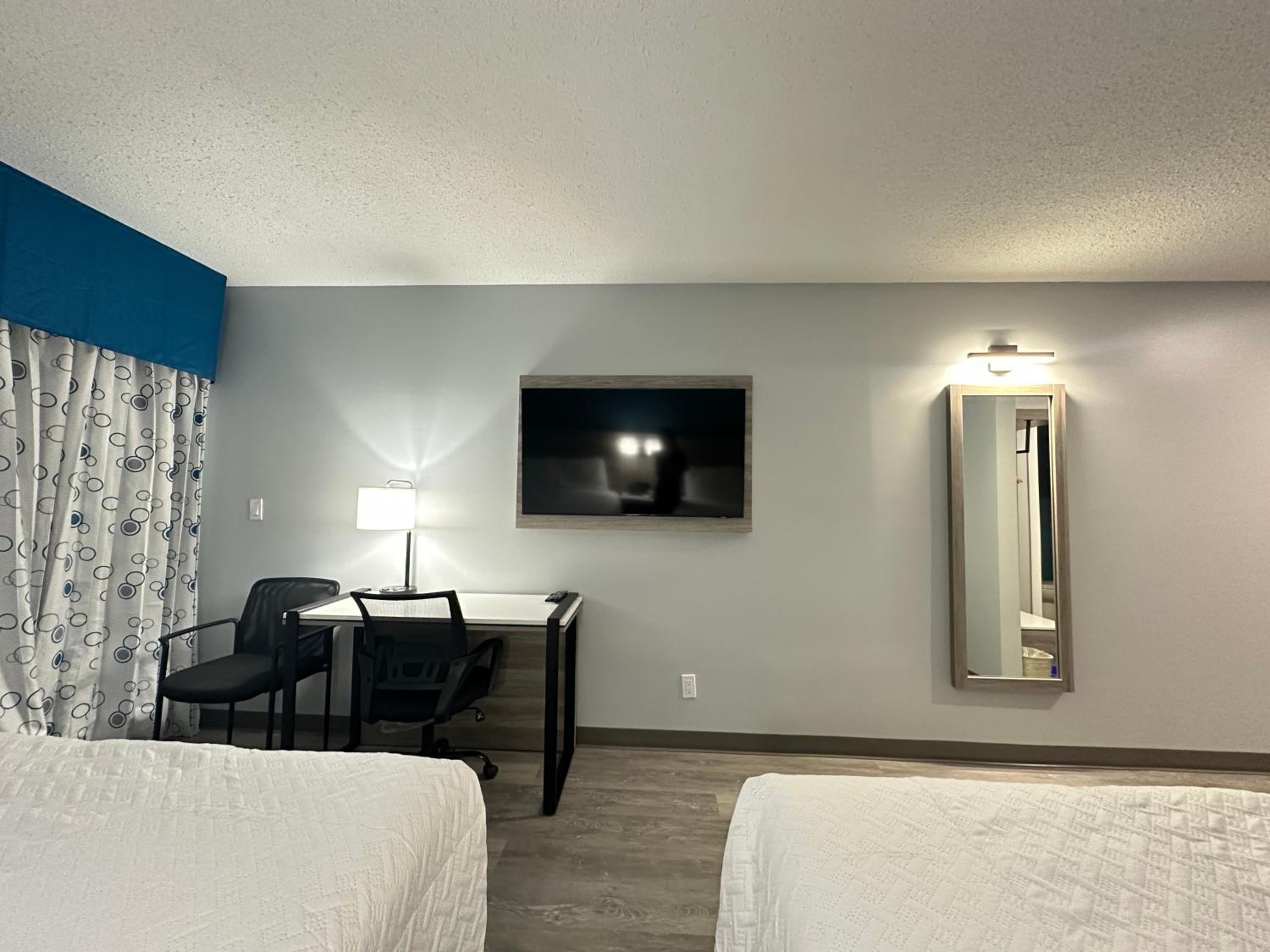 Queen Room with Two Queen Beds - Non Smoking - Photo 14