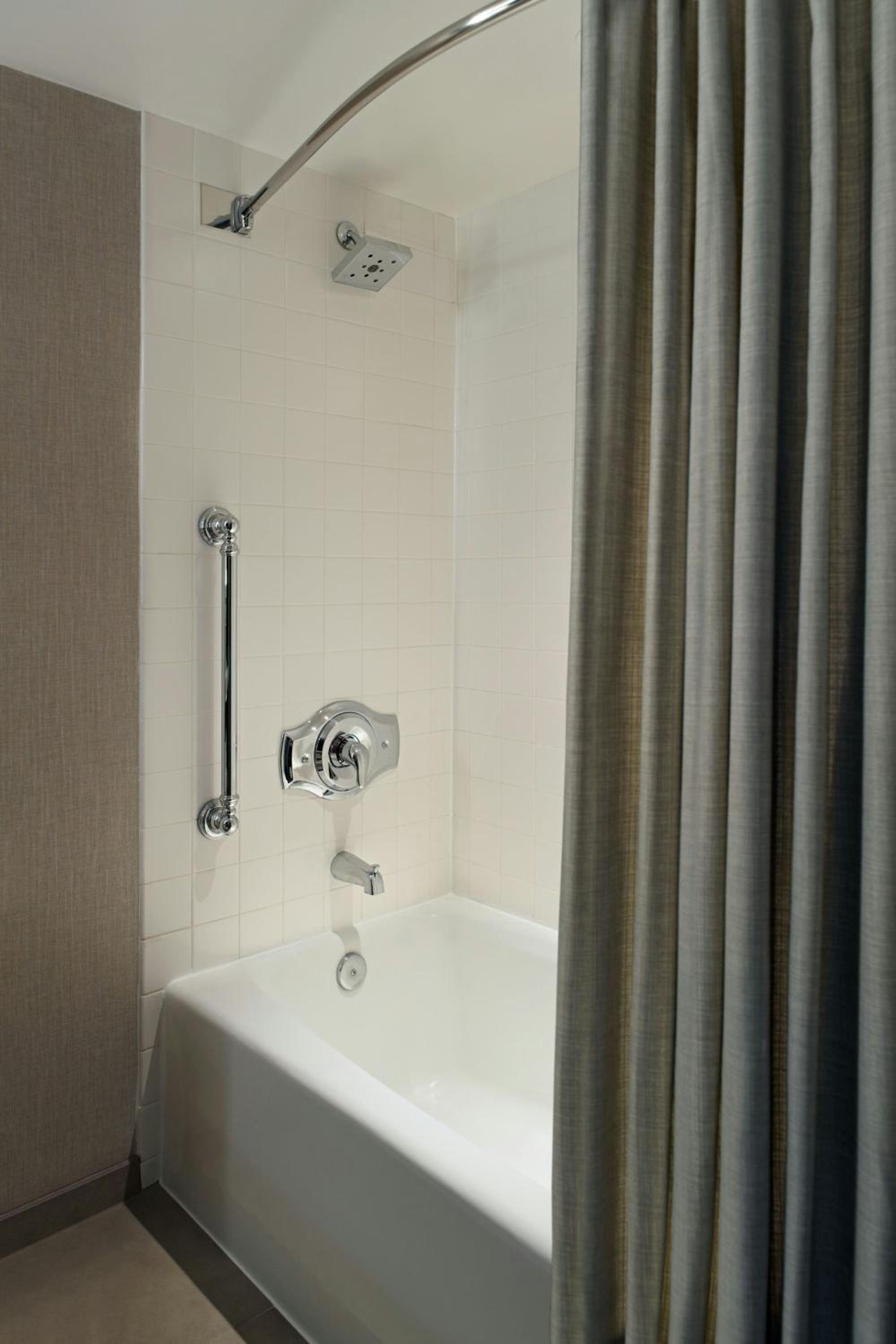 Queen Room - Hearing Accessible - Photo 7