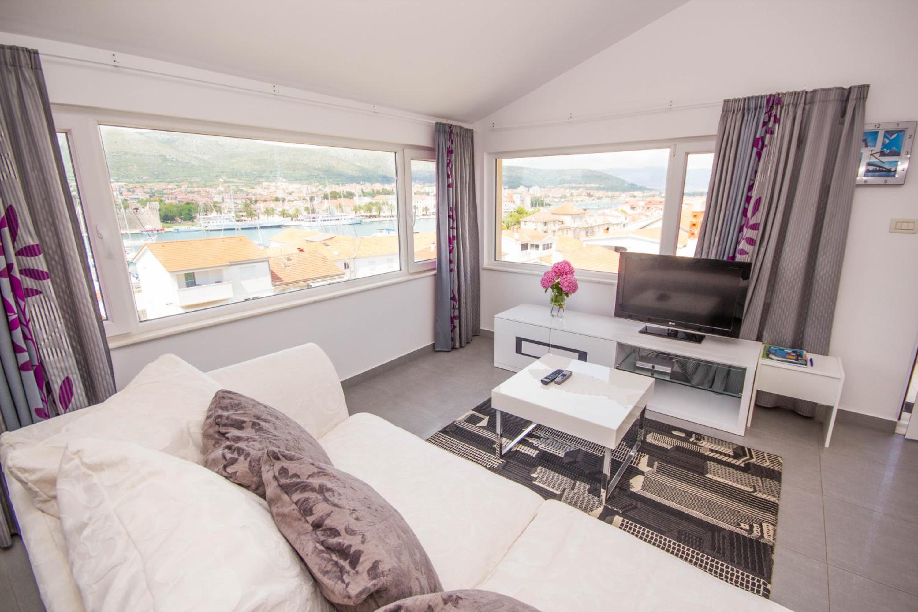 Luxury One-Bedroom Apartment with Sea View