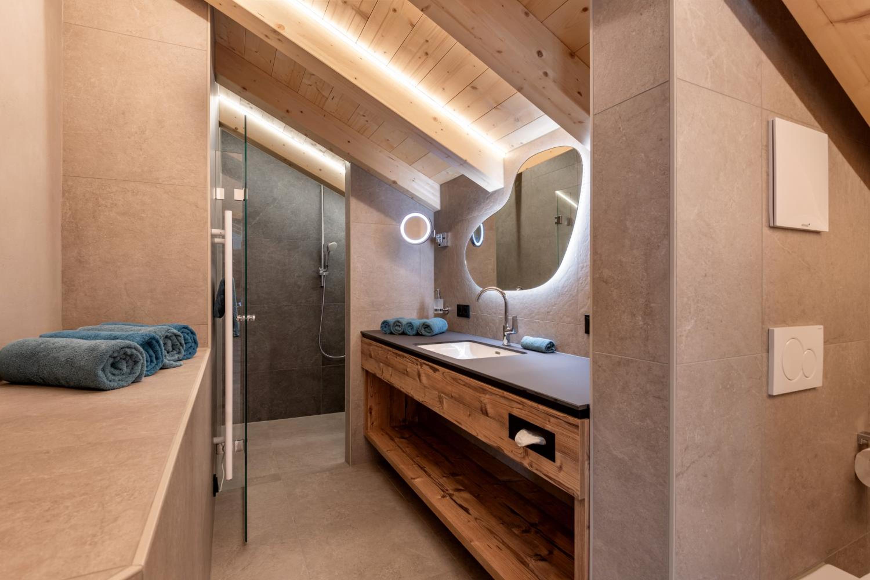 Two-Bedroom Penthouse Apartment with Balcony & Mountainview