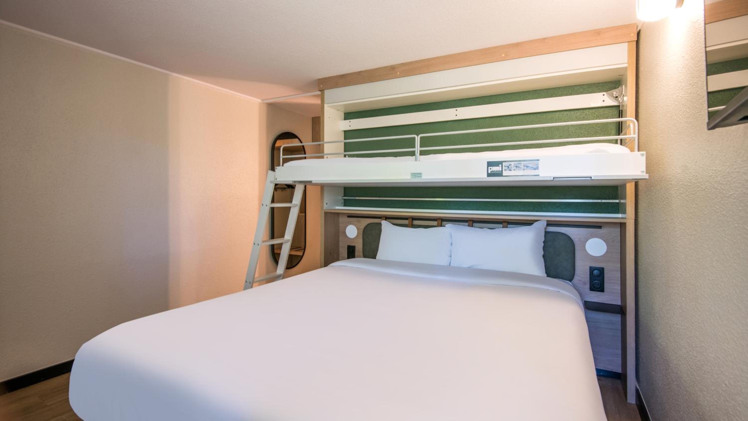Standard Room - 1 Queen Bed 1 Bunk Bed - Photo 5