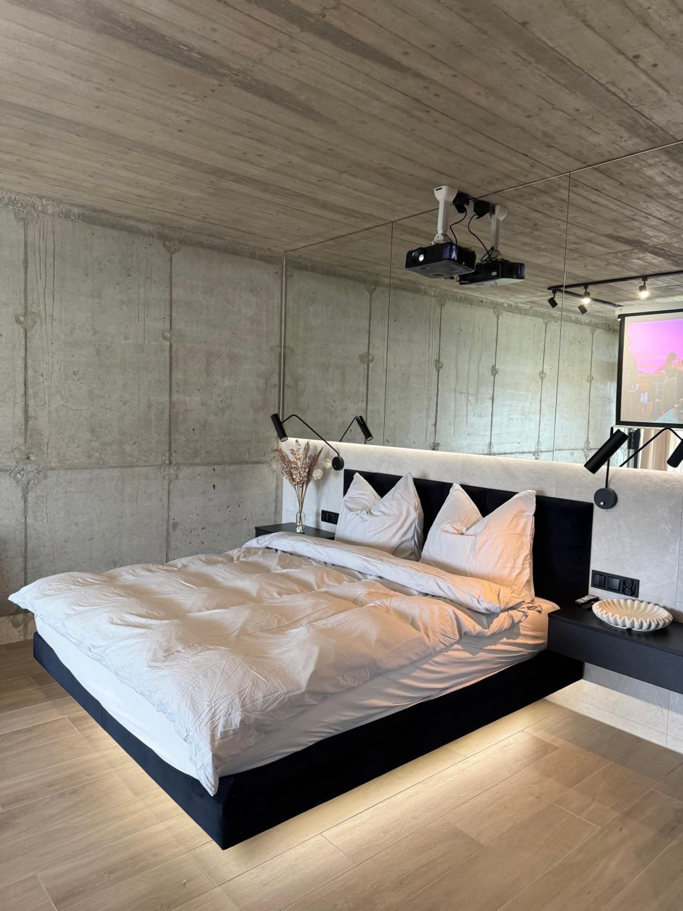 One-Bedroom Apartment with Lake View photo 1