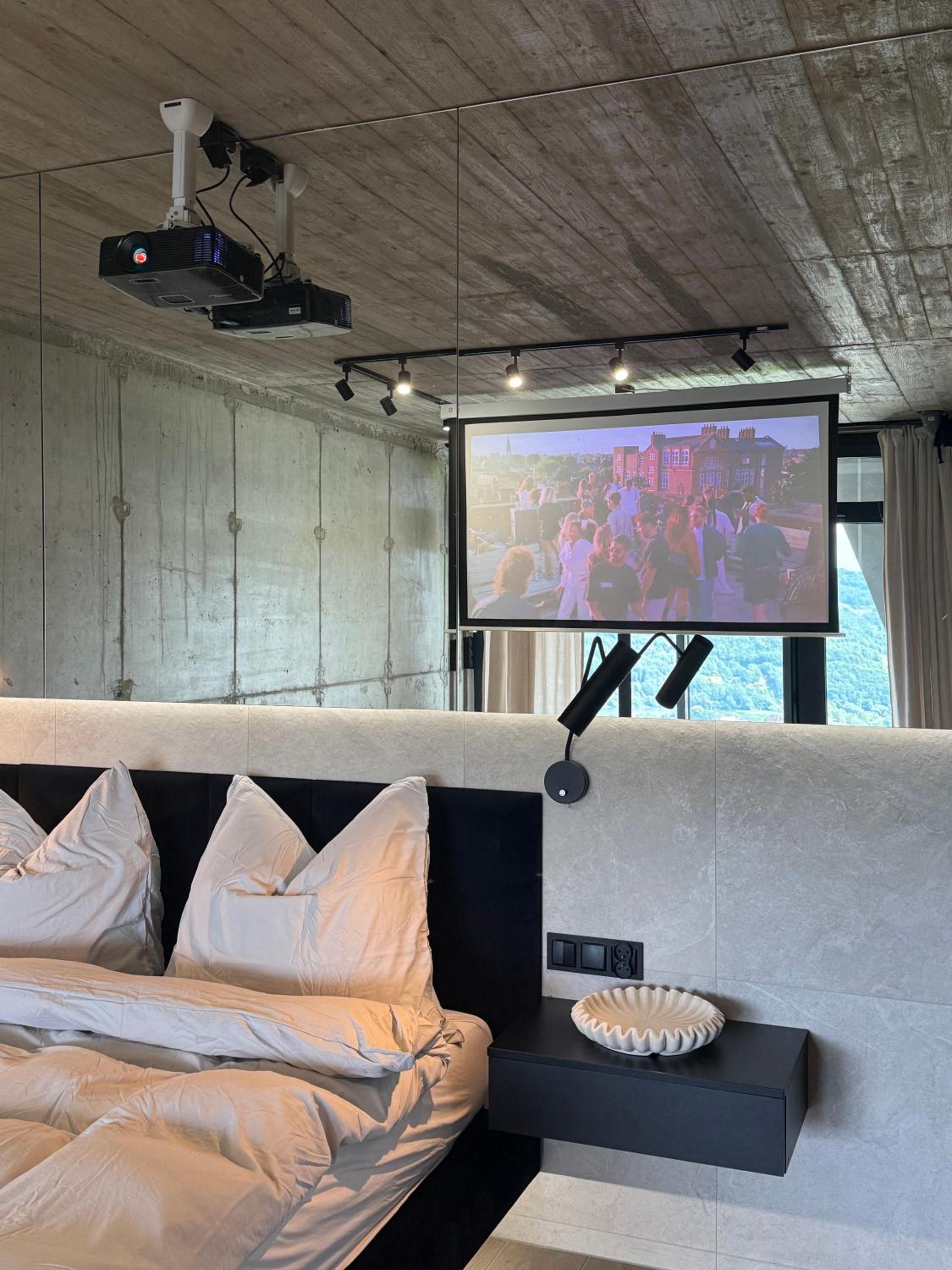 One-Bedroom Apartment with Lake View photo 2