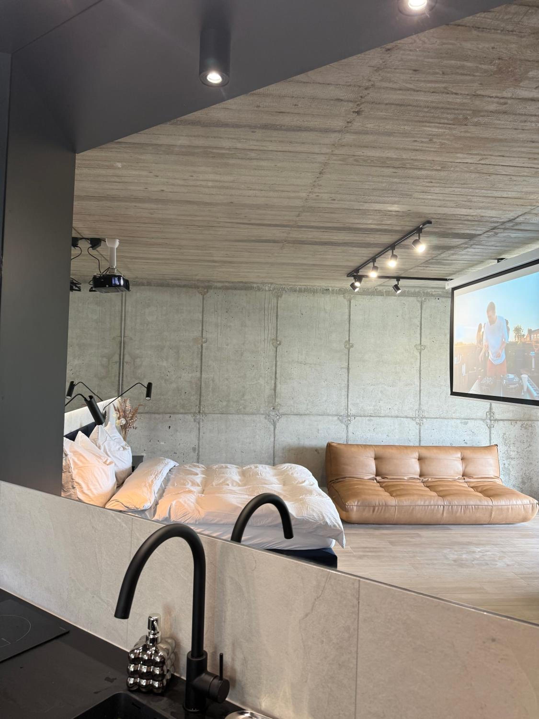 One-Bedroom Apartment with Lake View