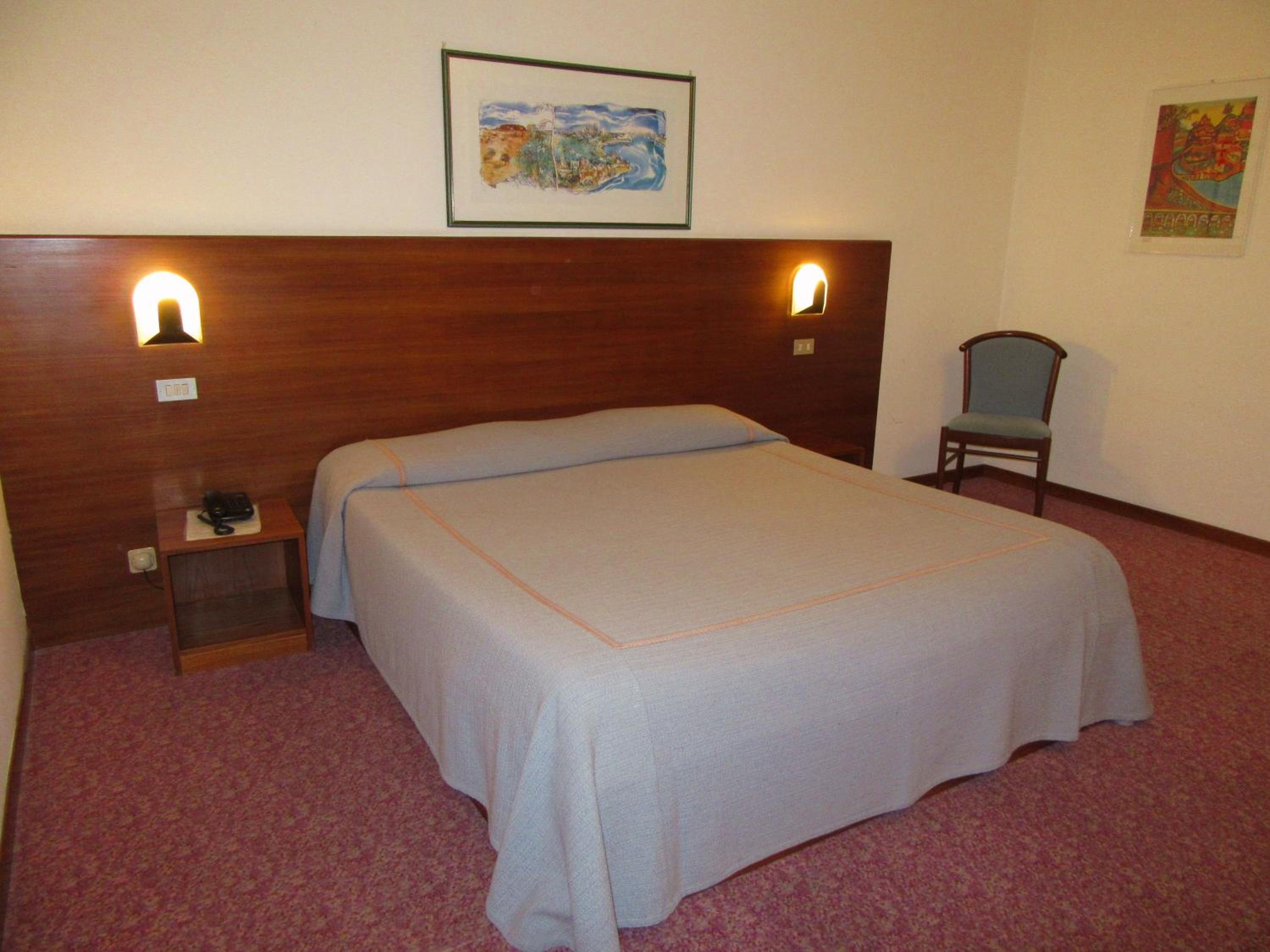 Double or Twin Room - Photo 8