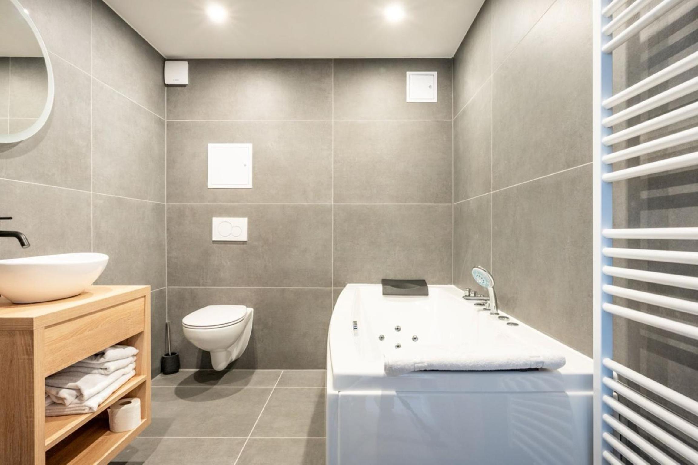 Suite with Hot Tub - Photo 10