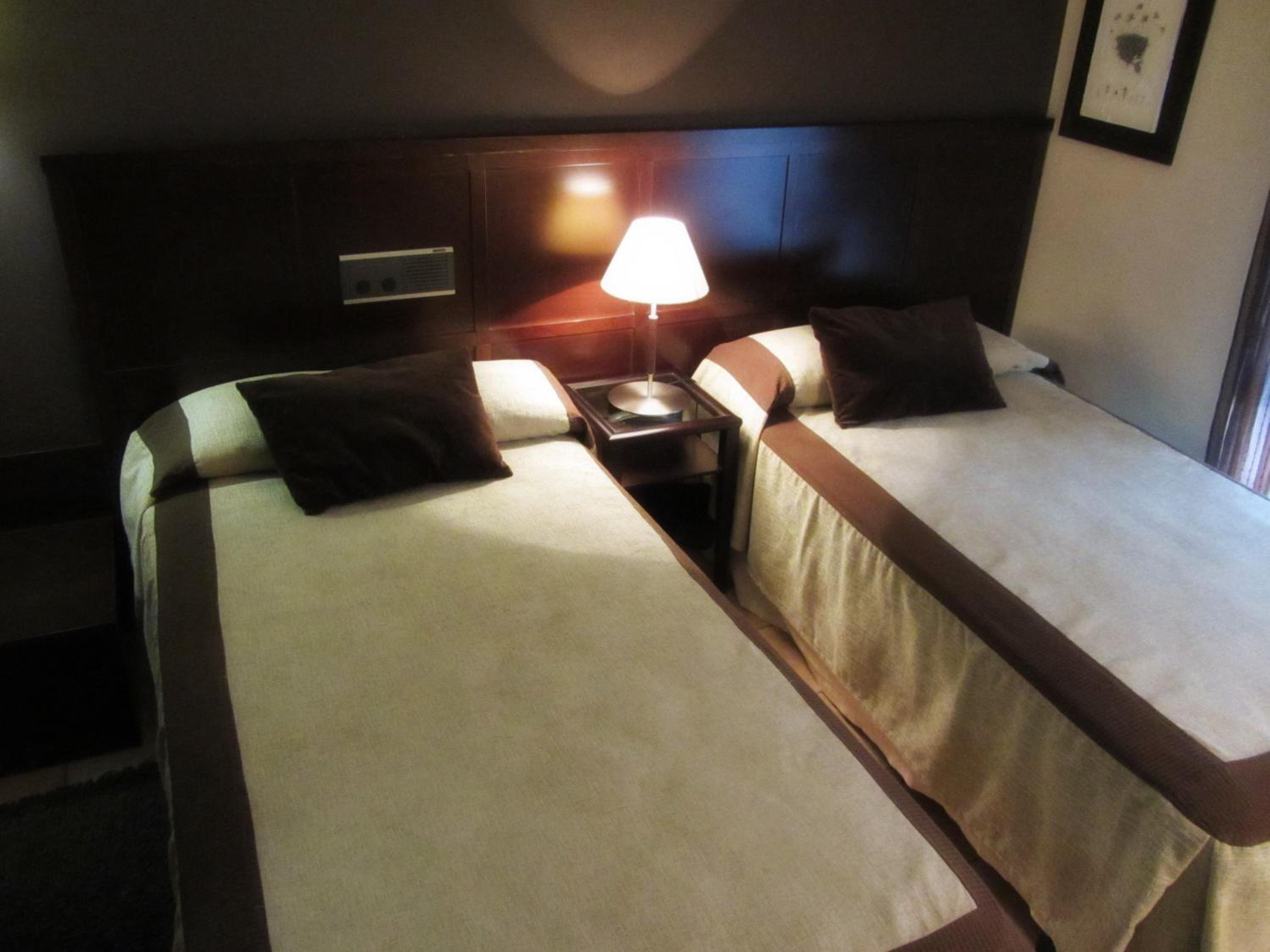 Twin Room - Photo 4