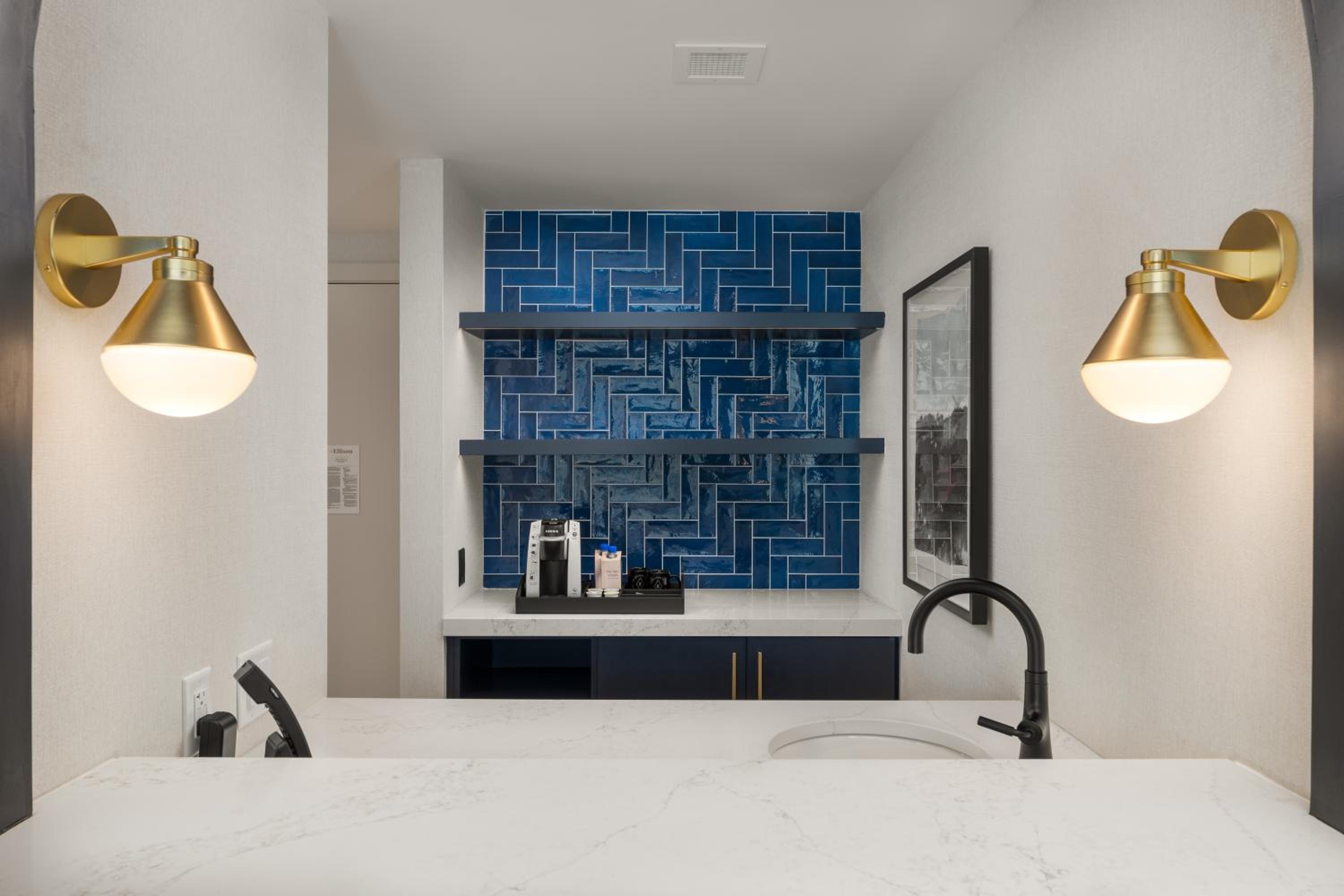 One-Bedroom King Suite with City View - Mobility Accessible with Tub photo 3