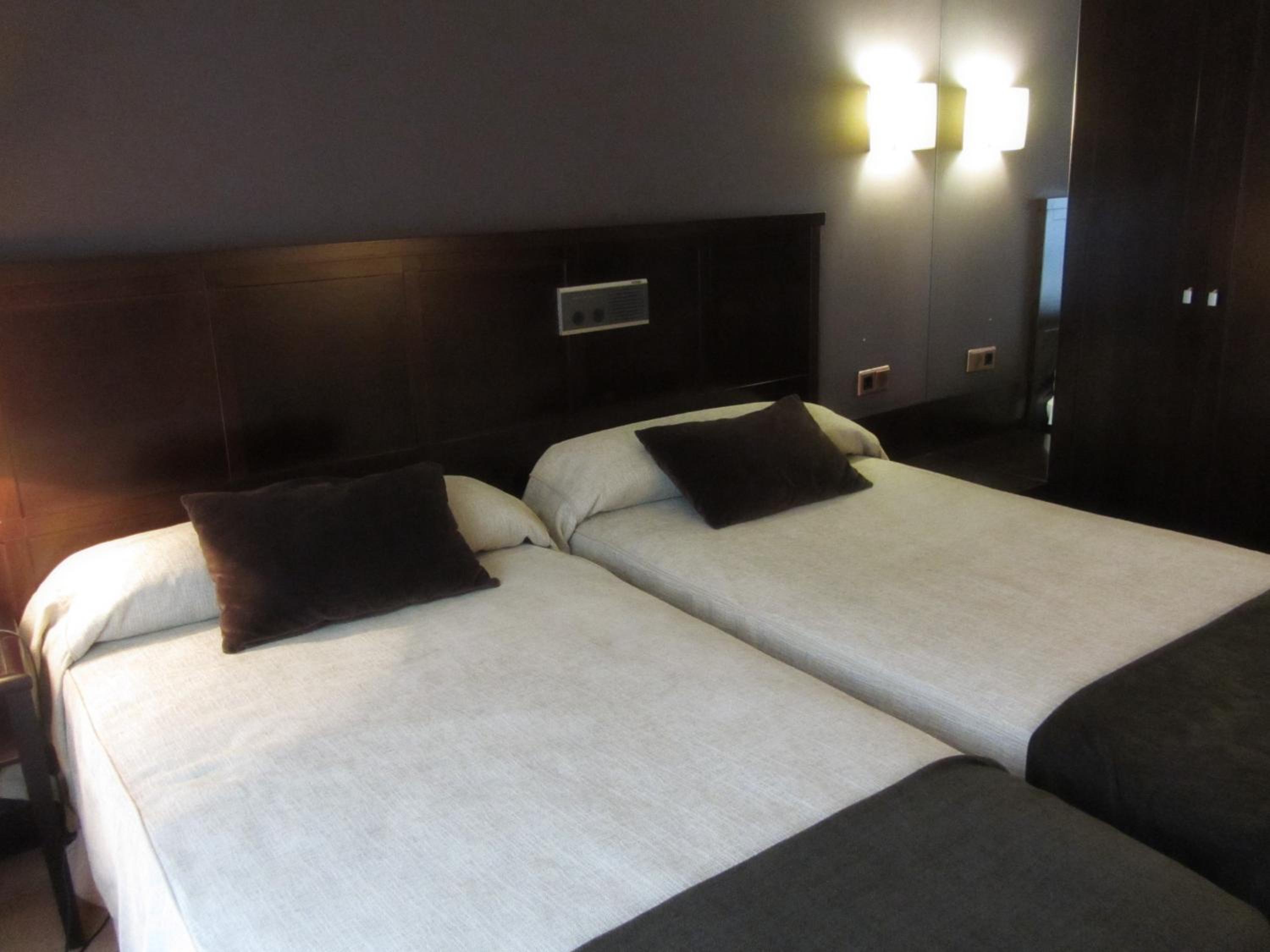 Twin Room - Photo 2