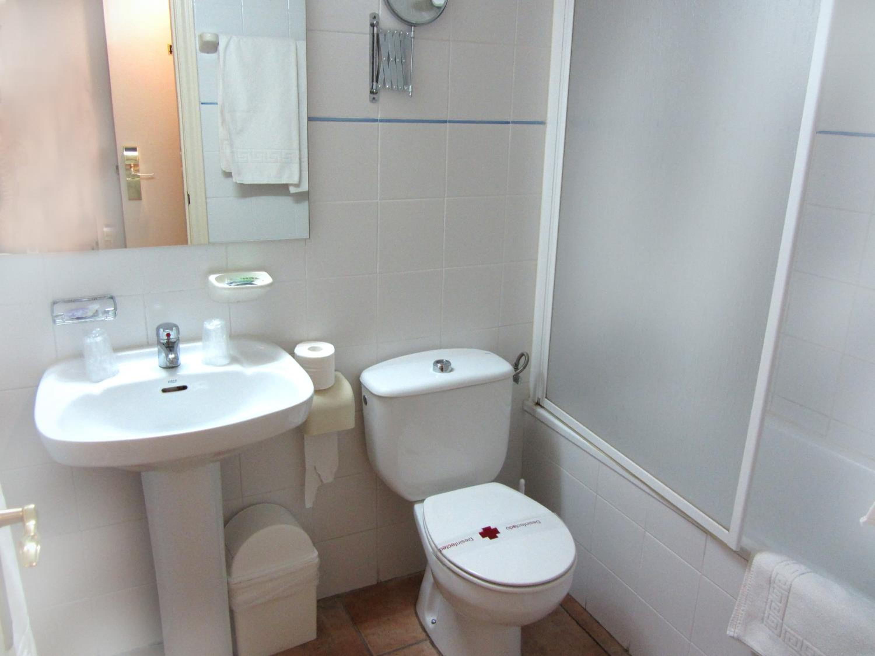 Twin Room - Photo 3