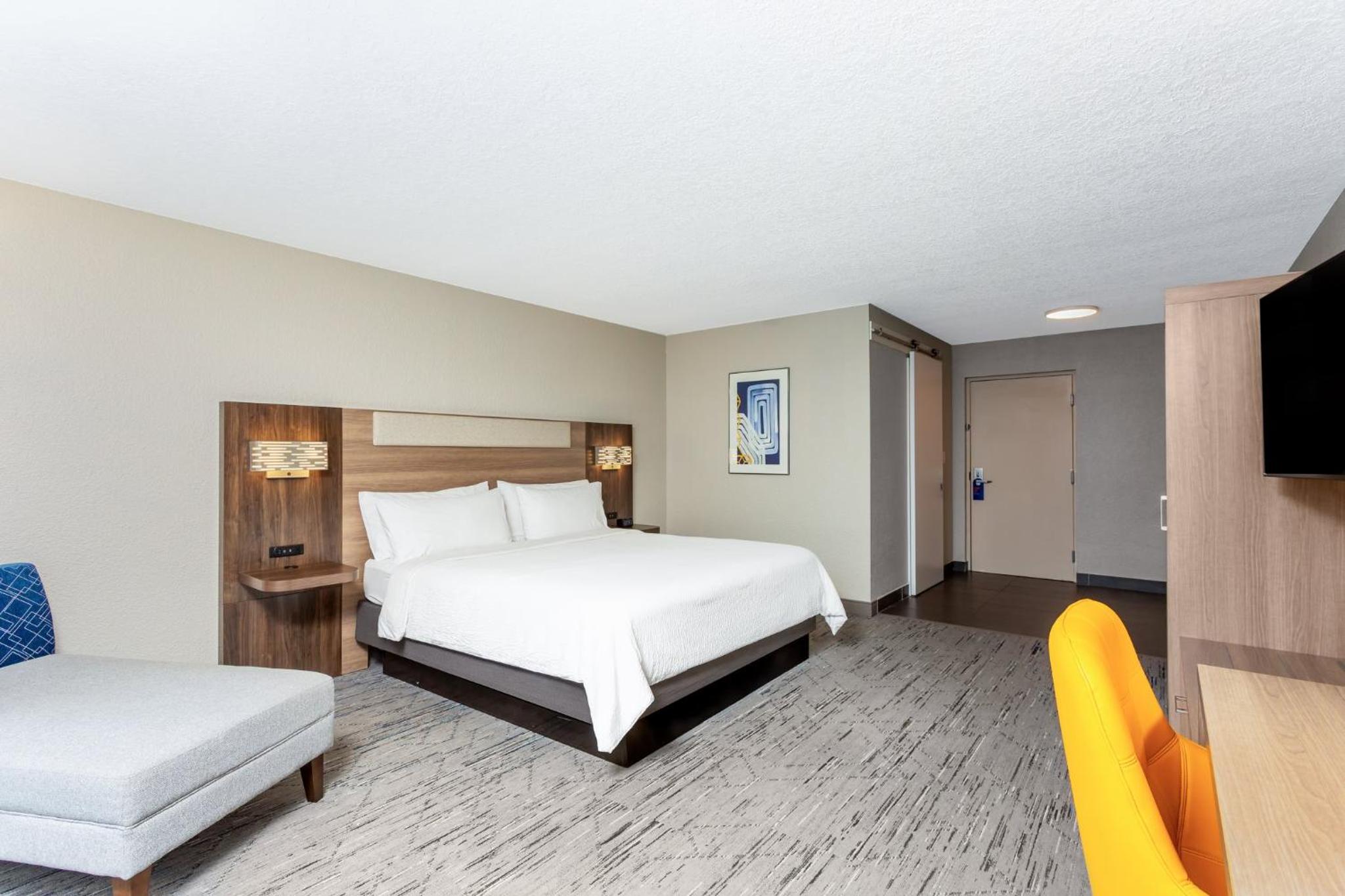 Standard King Room with Sofa Bed - Photo 2