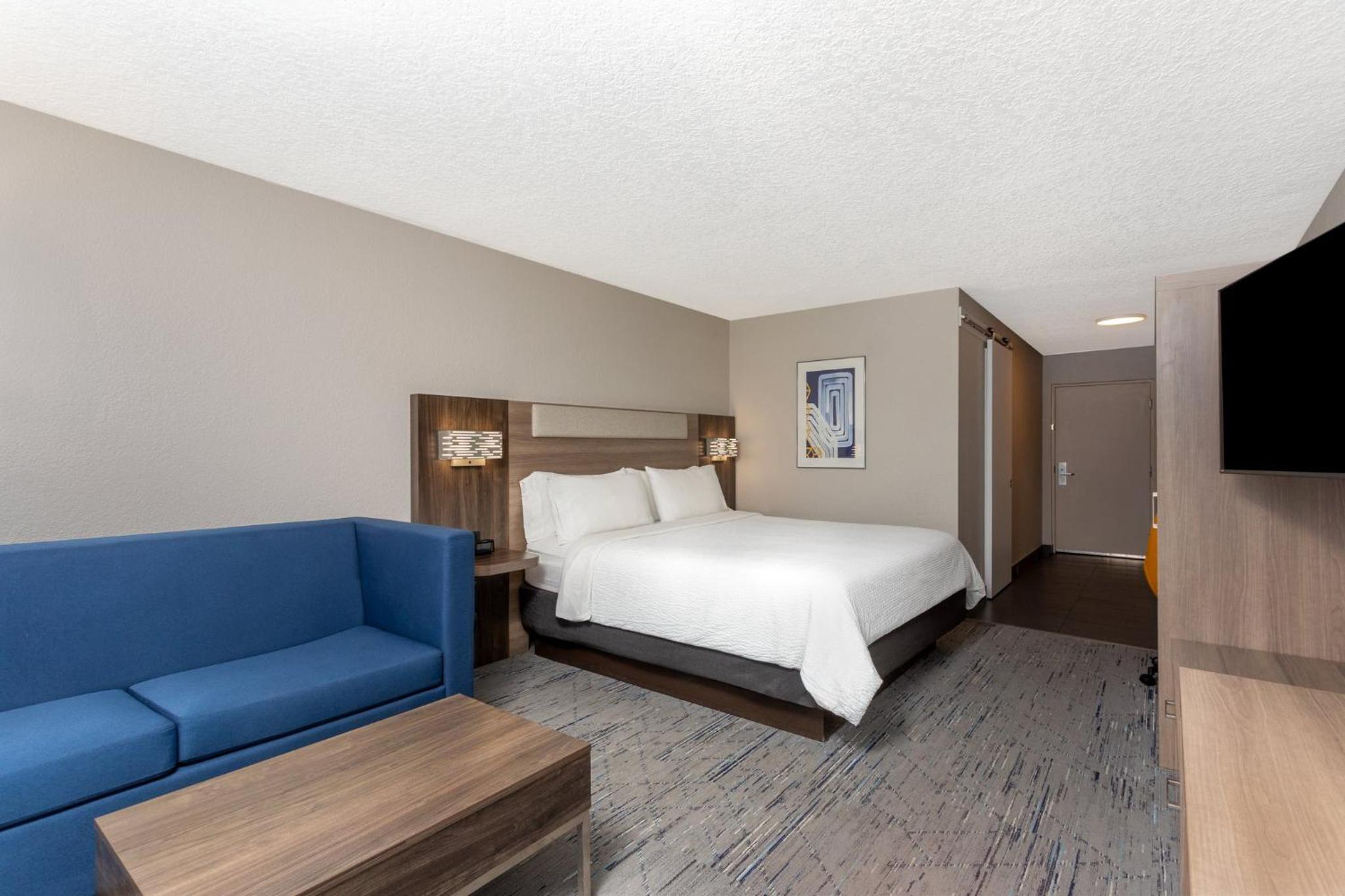 Standard King Room with Sofa Bed - Photo 3