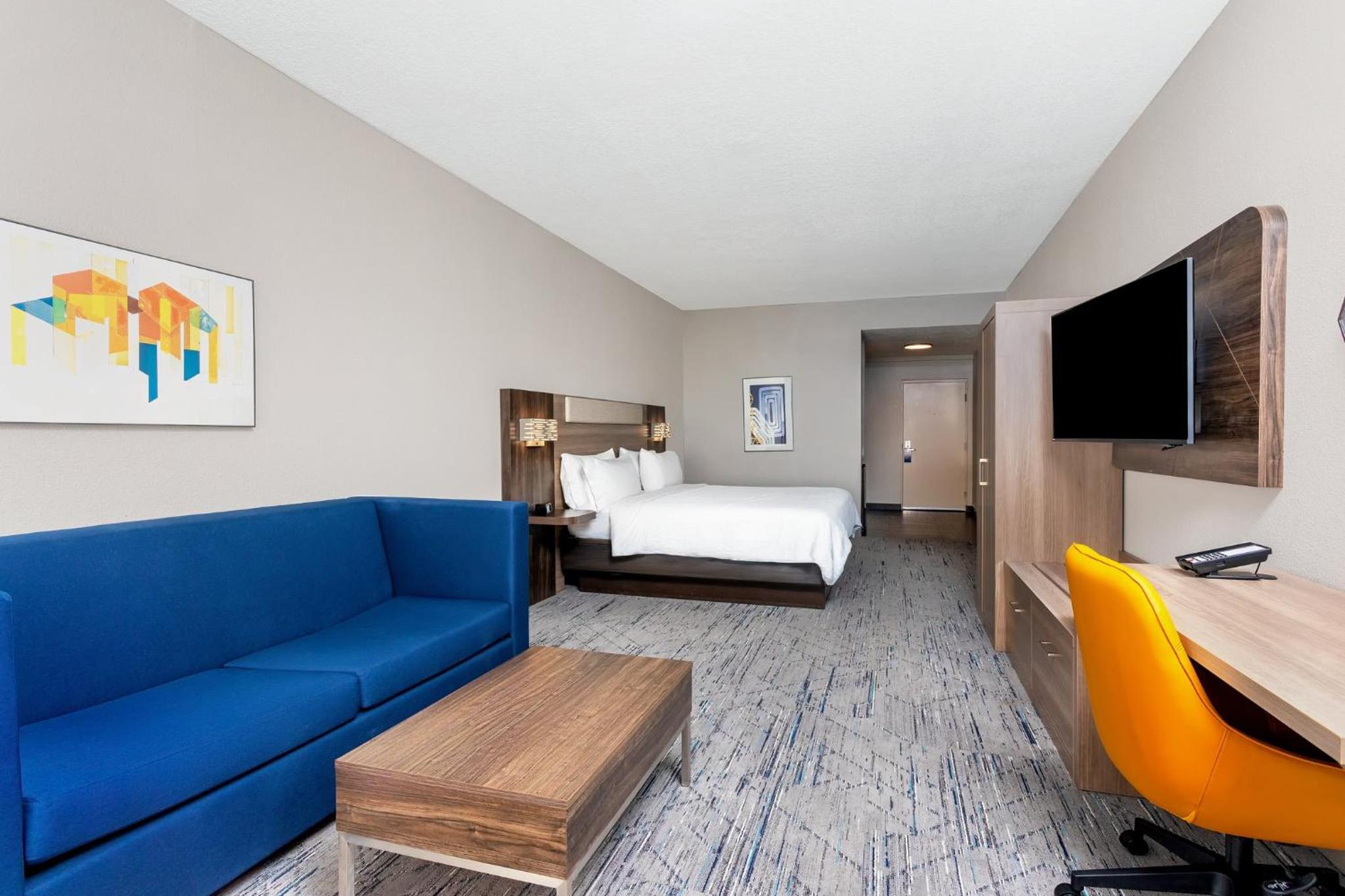 Standard King Room with Sofa Bed - Photo 4