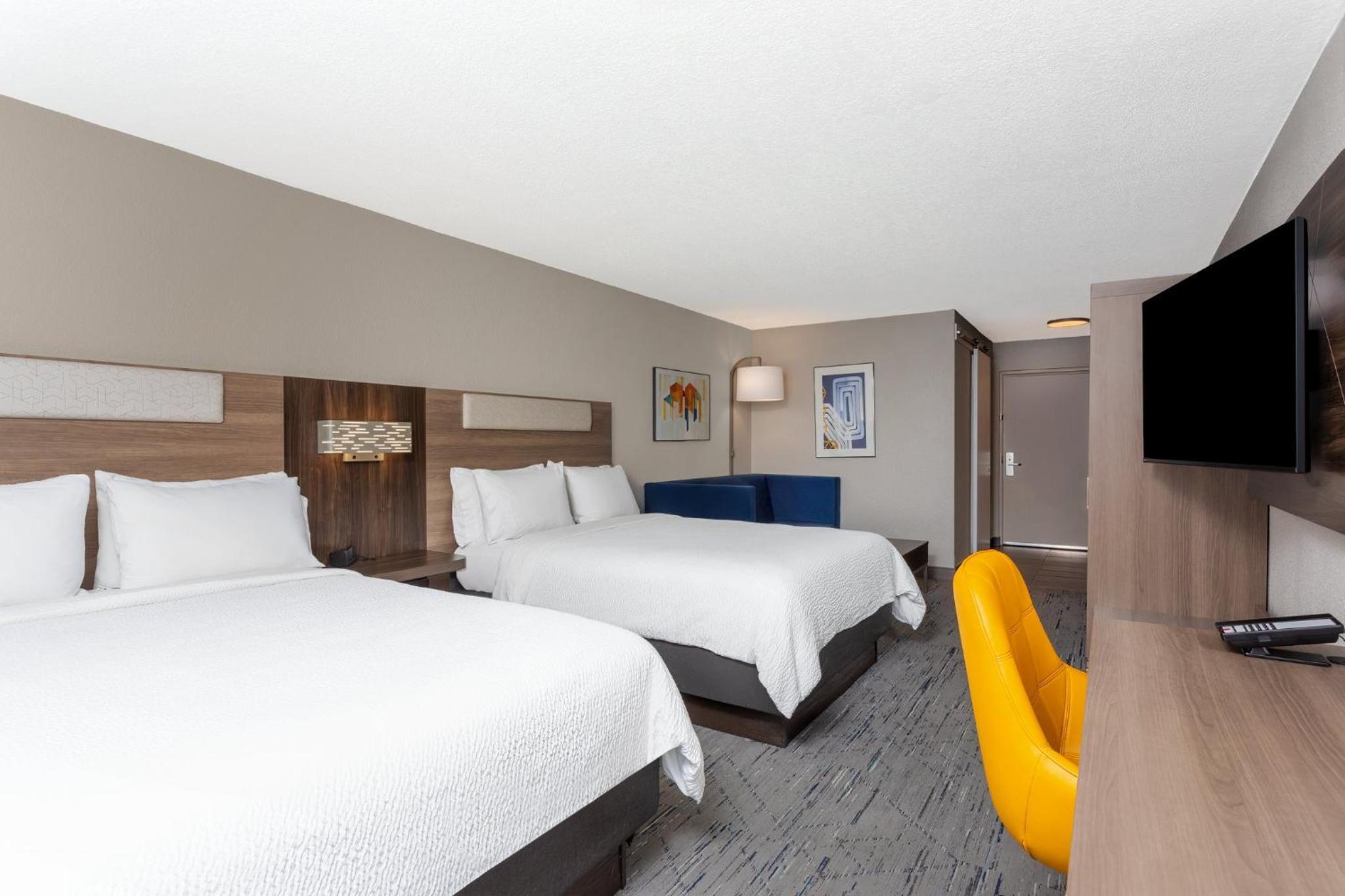 Standard King Room with Sofa Bed - Photo 6