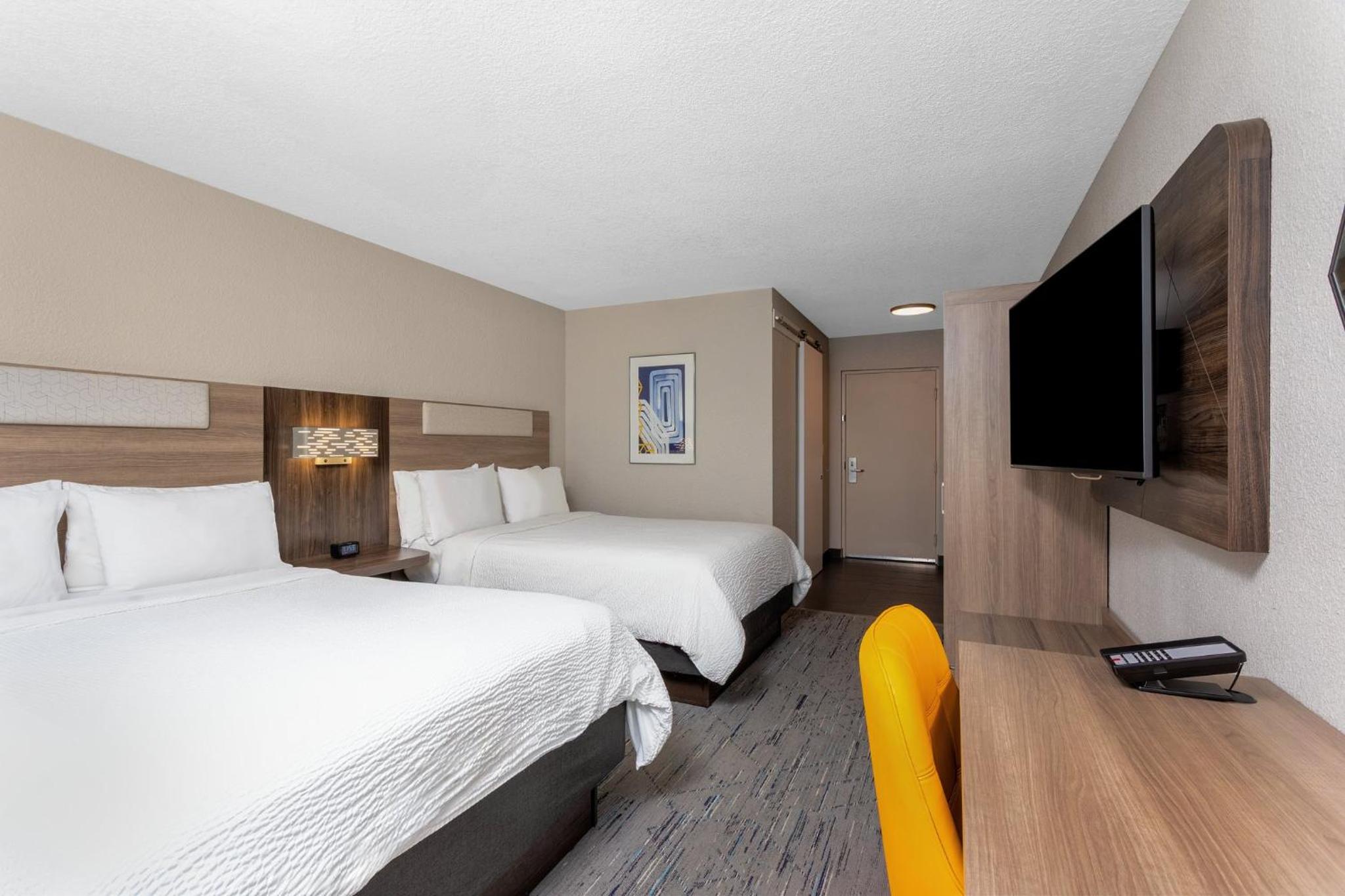 Standard Queen Room with Two Queen Beds - Photo 5