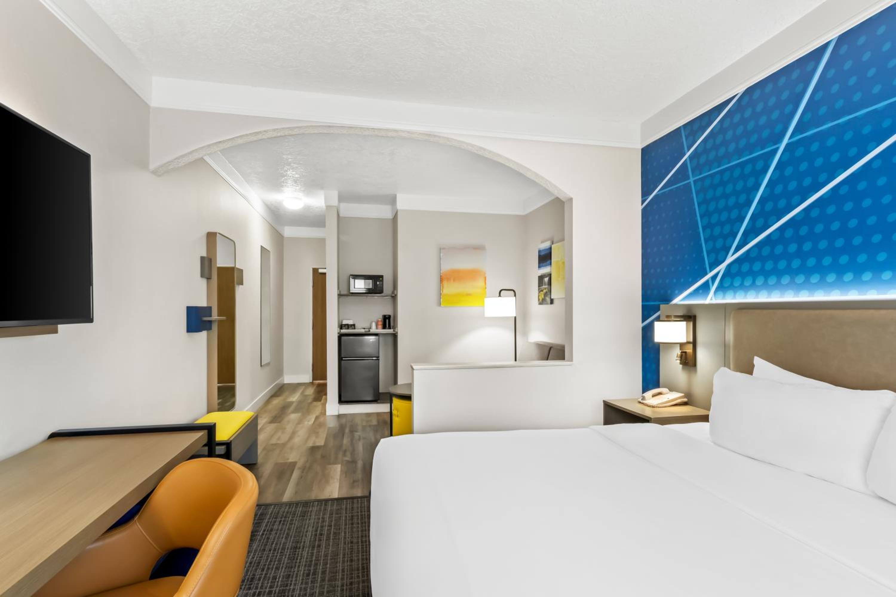 King Suite - Accessible/Non-Smoking - Photo 2