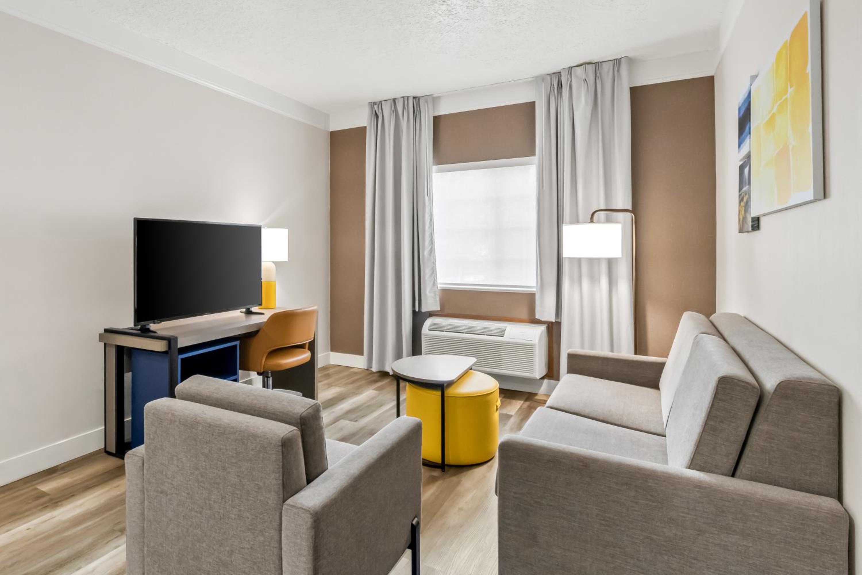 King Suite - Accessible/Non-Smoking - Photo 1